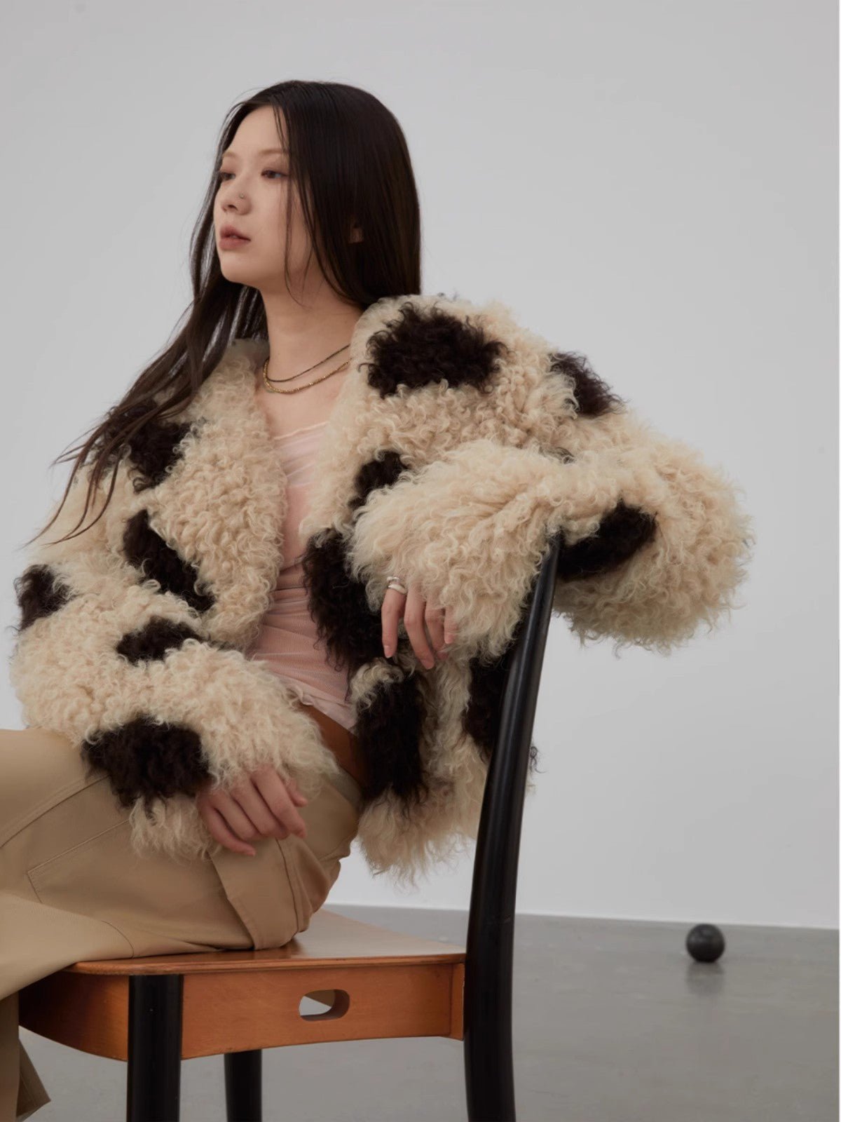 Abrigo Corto de Piel Rizada Bicolor — Estilo Único con Textura Natural y Encanto Urbano Women's Fashion - Women's Clothing - Jackets & Coats - Real Fur | Zulter VIP