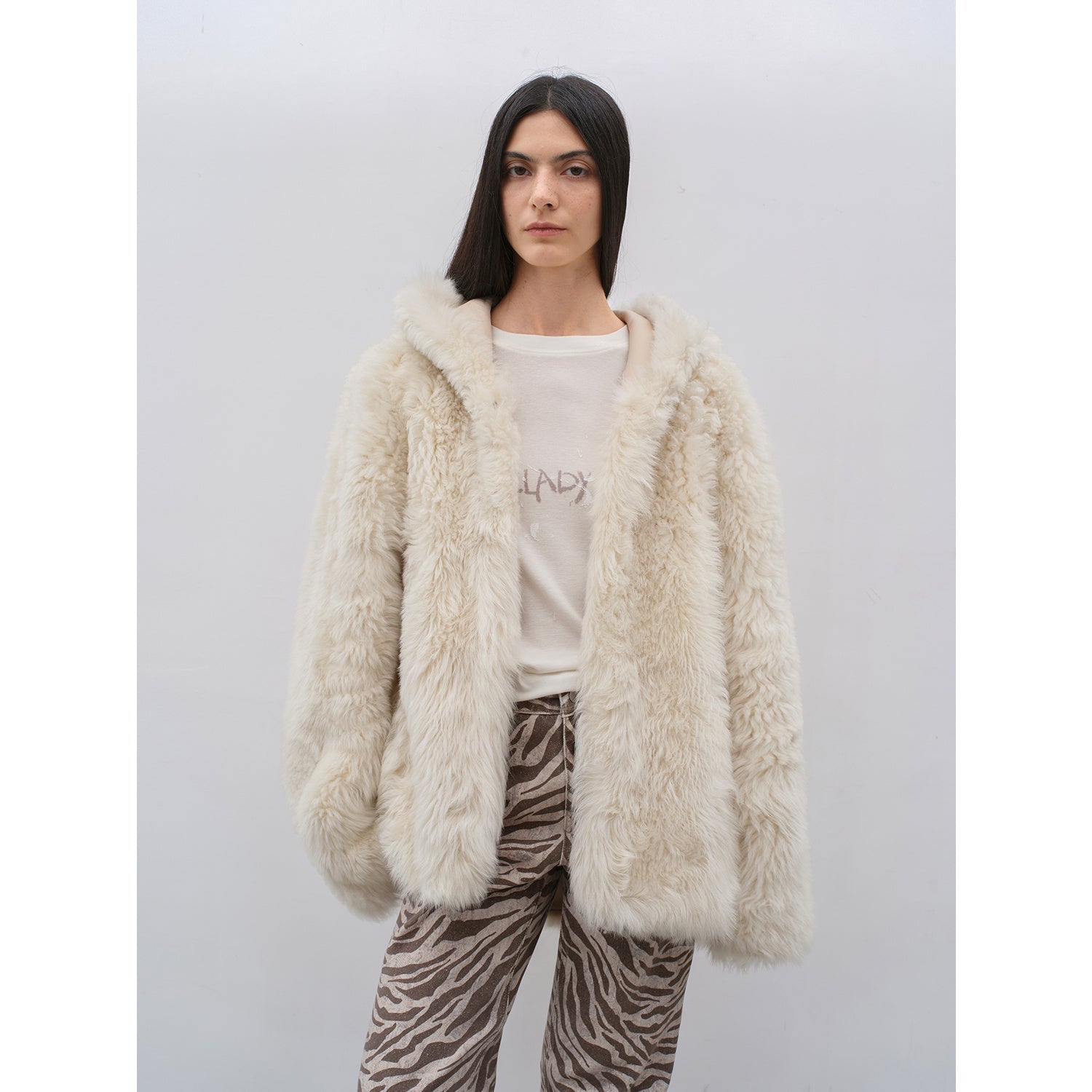 Abrigo de Piel de Oveja Toscana “Nieve Invernal” – Capucha Premium y Silueta Relajada Women's Fashion - Women's Clothing - Jackets & Coats - Real Fur | Zulter VIP .