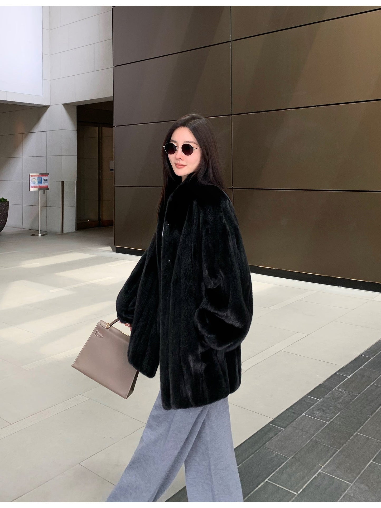 Abrigo de piel suave de longitud media con cuello alto y acabado natural Women's Fashion - Women's Clothing - Jackets & Coats - Real Fur | Zulter VIP .