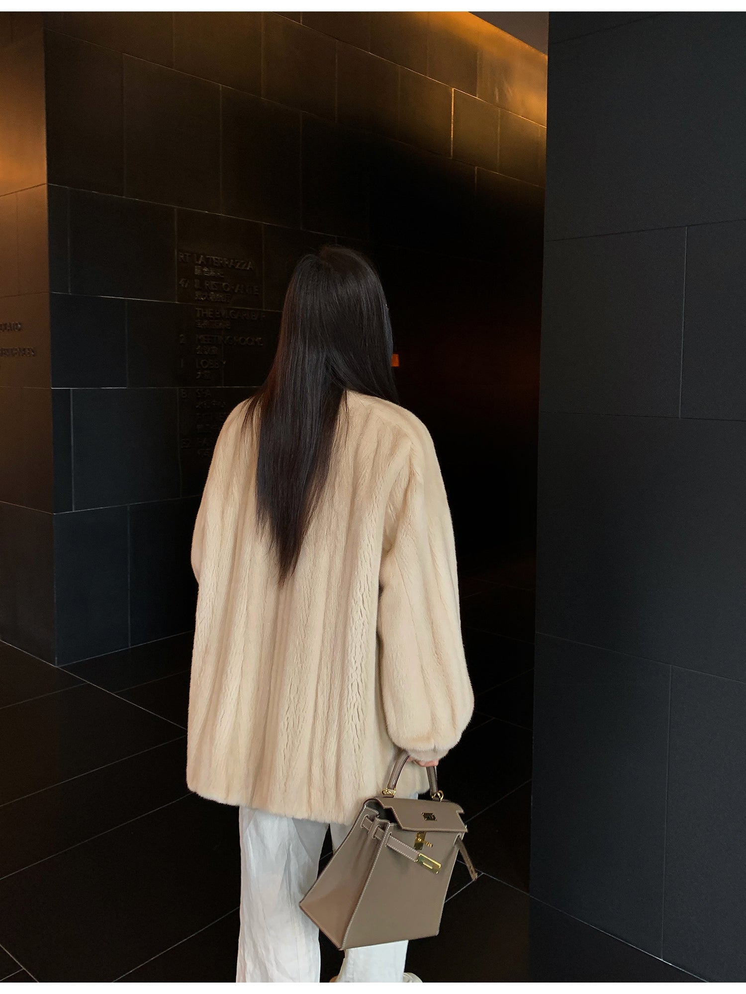 Abrigo de piel suave de longitud media con cuello alto y acabado natural Women's Fashion - Women's Clothing - Jackets & Coats - Real Fur | Zulter VIP .