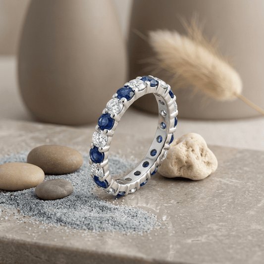 Anillo de eternidad exclusivo en oro blanco — Diamantes y zafiros que hablan de lujo puro Jewelry & Accessories - Rings | Zulter VIP .