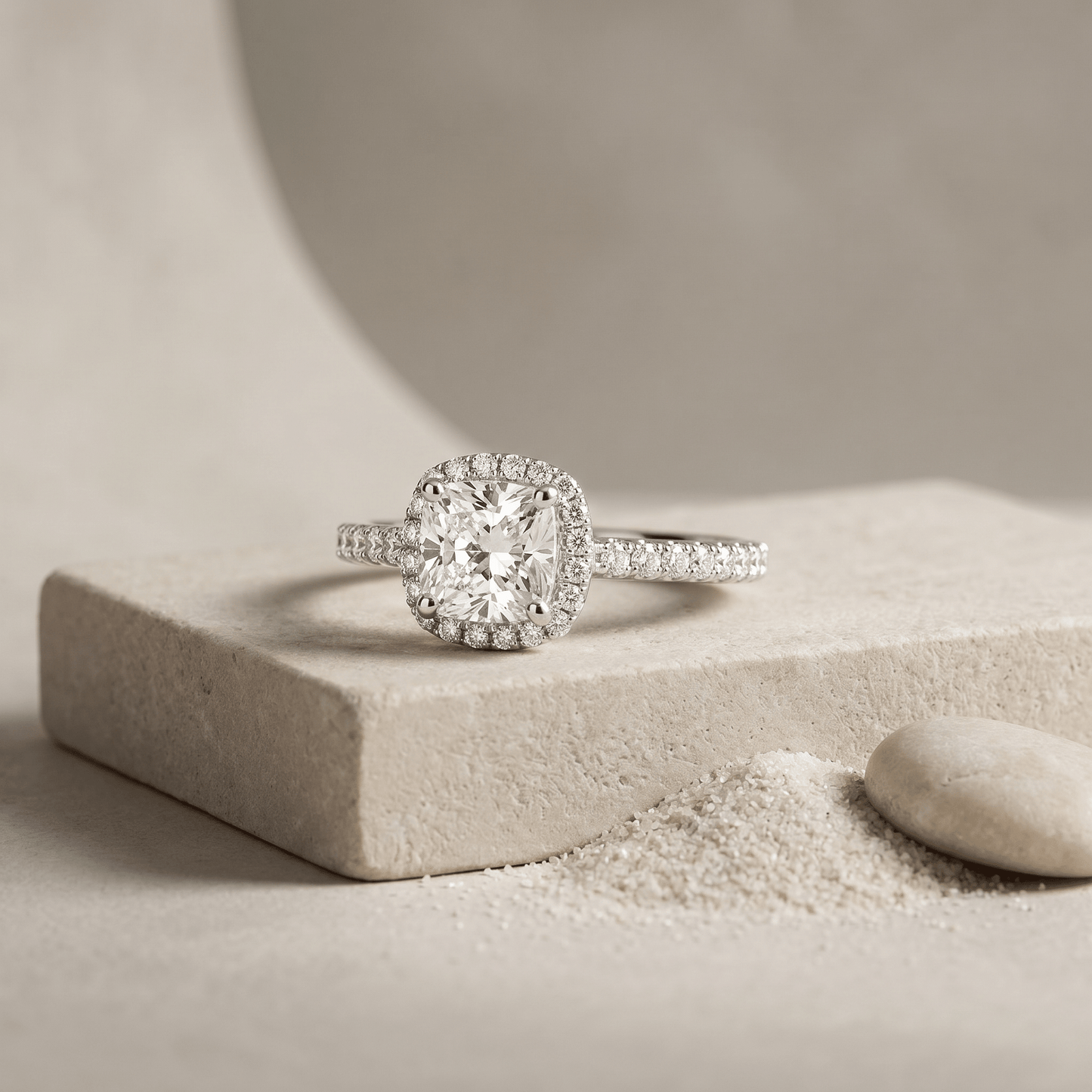 Anillo de Lujo en Oro Blanco con Diamante Talla Cojín (0,88 ct) – Halo Exclusivo Women's Fashion - Weddings & Events - Wedding Accessories | Zulter VIP .