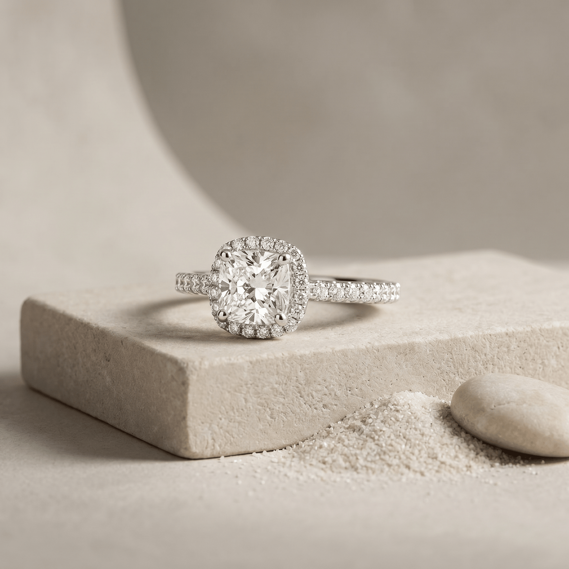 Anillo de Lujo en Oro Blanco con Diamante Talla Cojín (0,88 ct) – Halo Exclusivo Women's Fashion - Weddings & Events - Wedding Accessories | Zulter VIP .