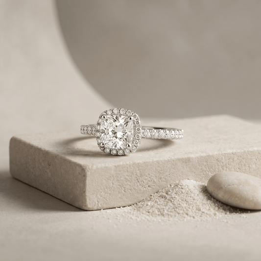 Anillo de Lujo en Oro Blanco con Diamante Talla Cojín (0,88 ct) – Halo Exclusivo Women's Fashion - Weddings & Events - Wedding Accessories | Zulter VIP .