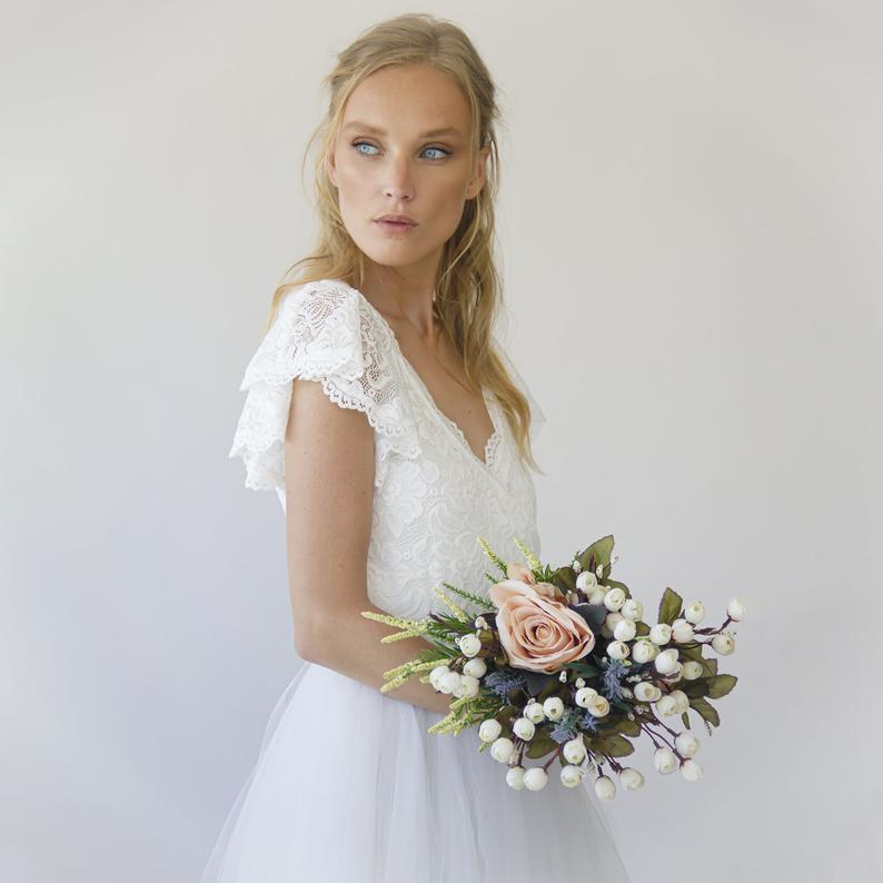 Vestido de Novia de Tul Abullonado Boho de Lujo – Escote en V y Cola Larga
