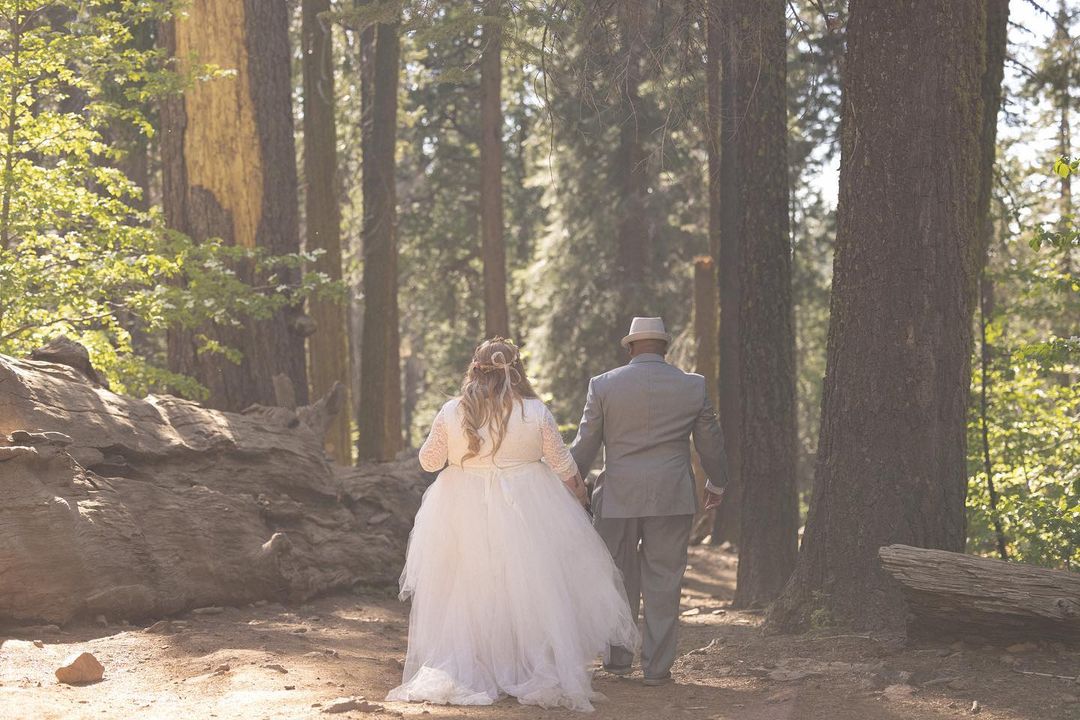 Vestido de Novia de Tul Abullonado Boho de Lujo – Escote en V y Cola Larga