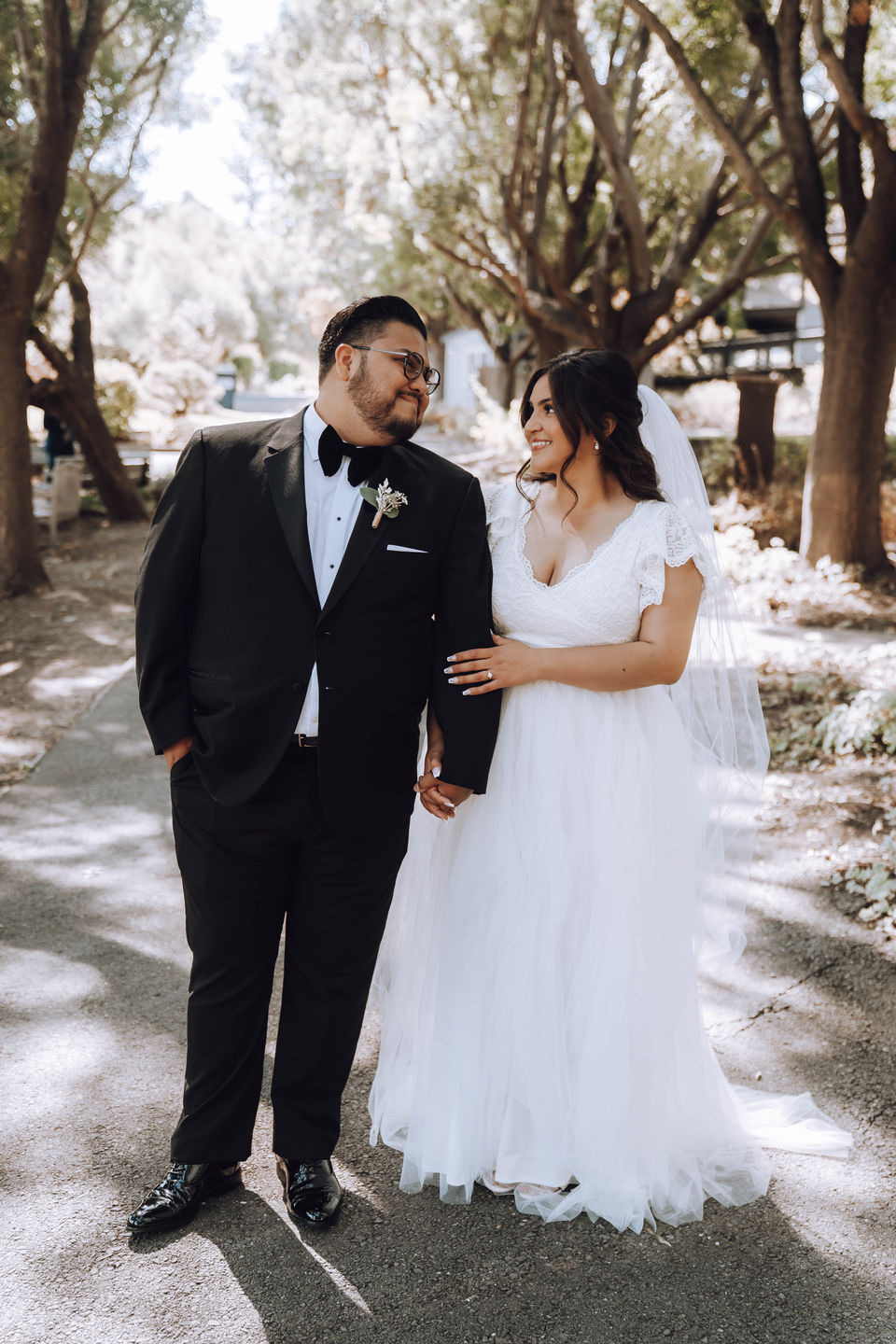 Vestido de Novia de Tul Abullonado Boho de Lujo – Escote en V y Cola Larga
