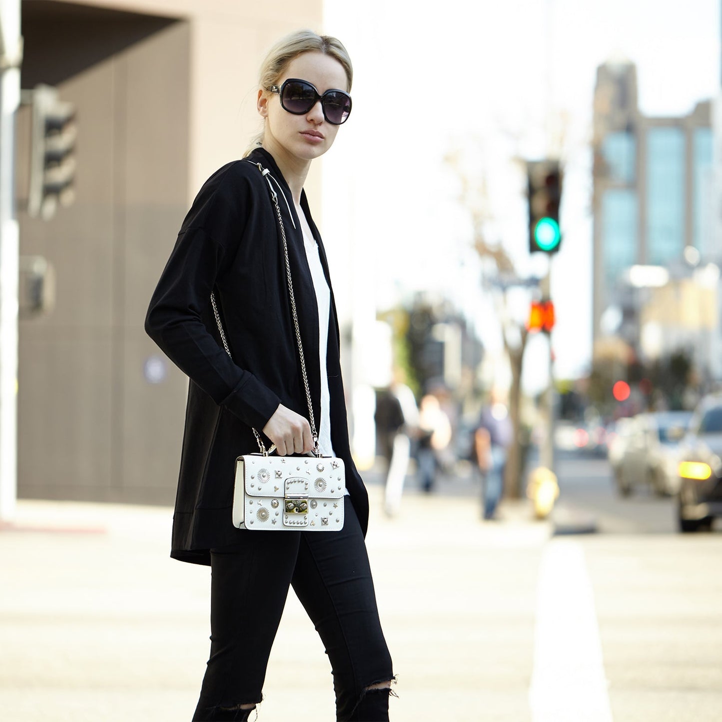 Bolso bandolera pequeño de piel blanca elegante con detalles metálicos Bags & Luggage - Women's Bags - Crossbody Bags | Zulter VIP .