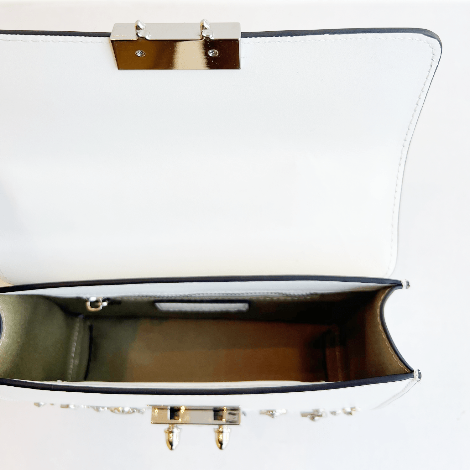 Bolso bandolera pequeño de piel blanca elegante con detalles metálicos Bags & Luggage - Women's Bags - Crossbody Bags | Zulter VIP .
