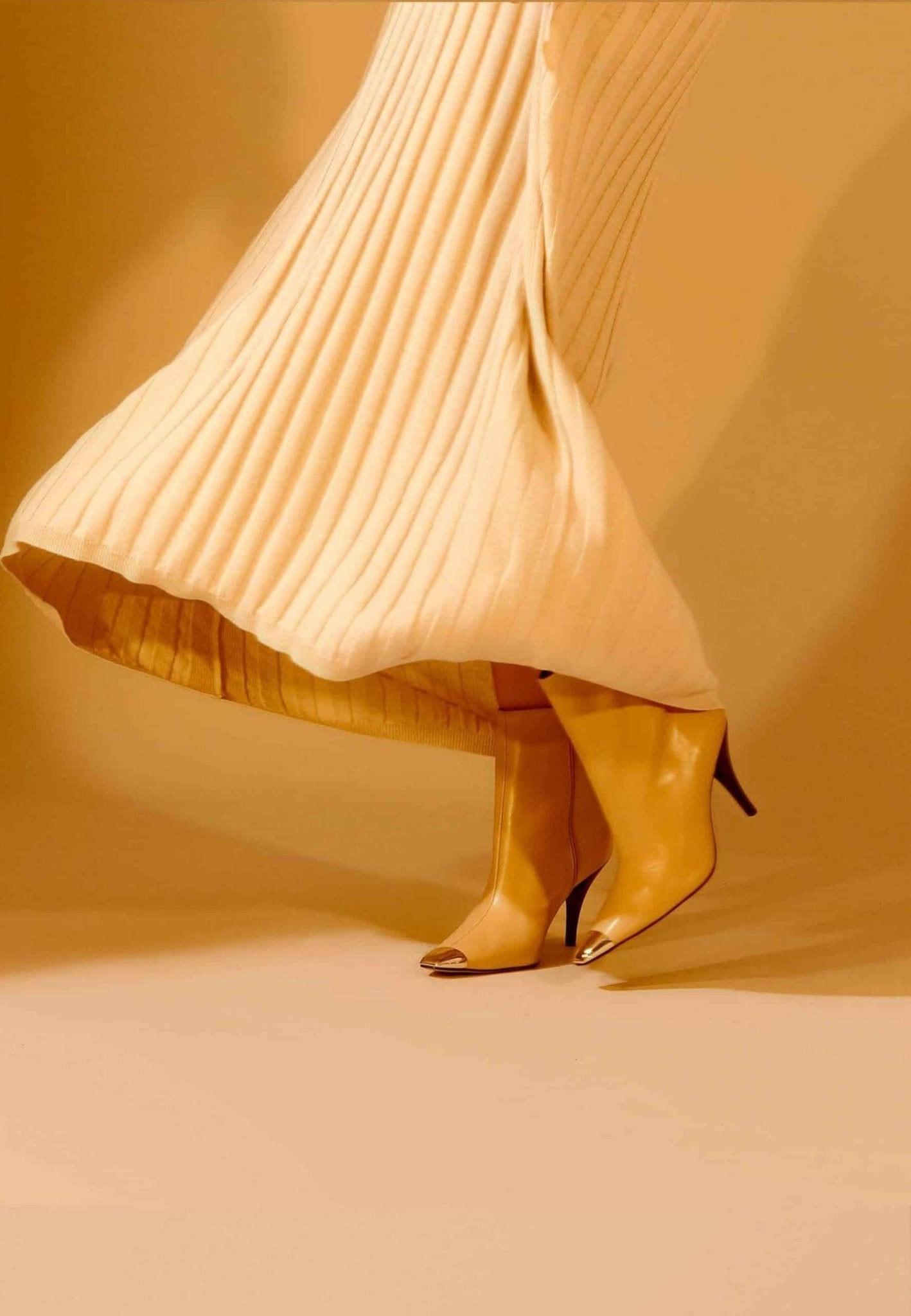 Botines de Piel de Becerro Beige — Elegancia Natural y Altura Sofisticada Women's Fashion - Women's Shoes - Women's Boots | Zulter VIP