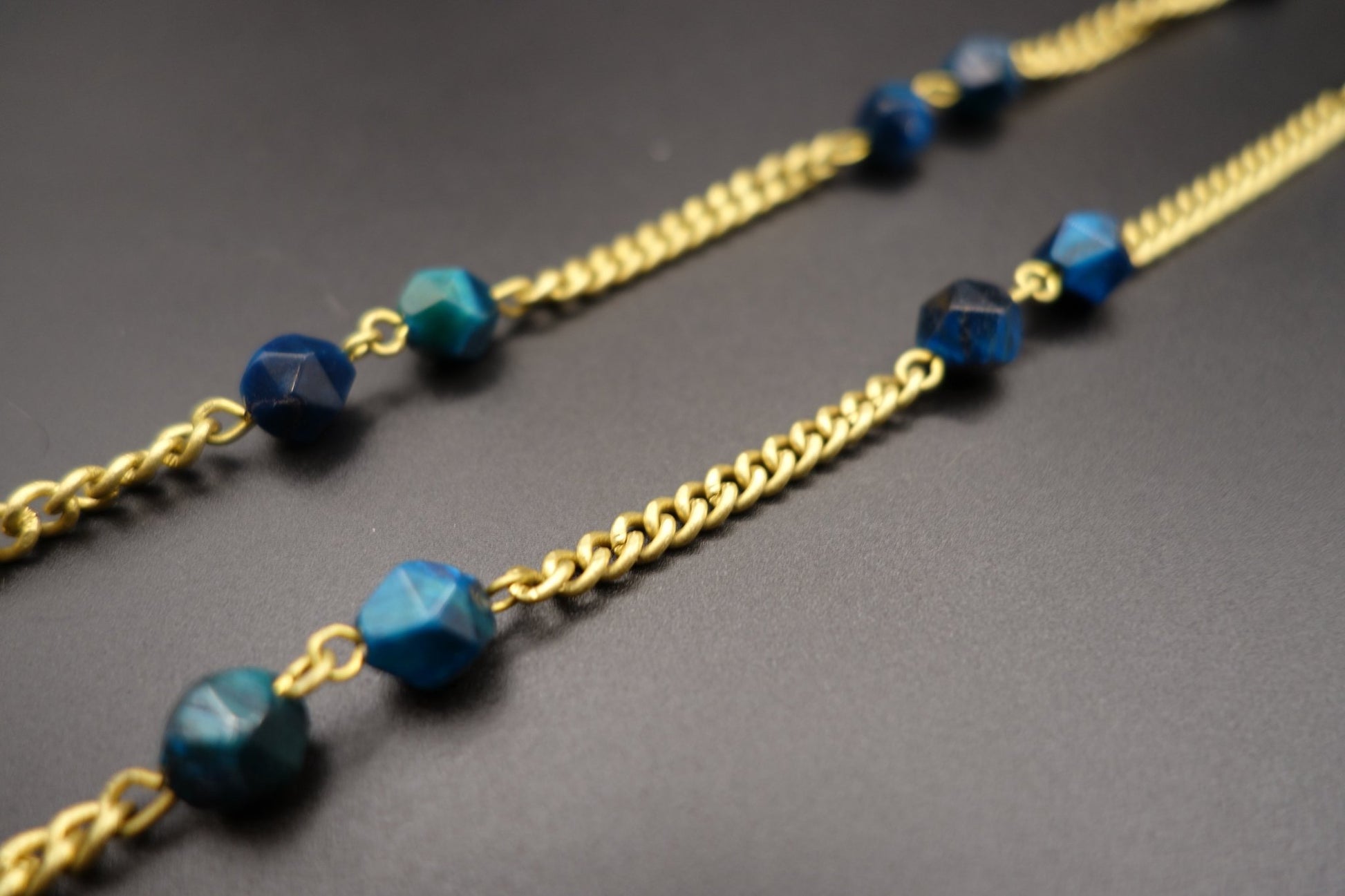 Cadena para gafas con piedra Ojo de Tigre Azul – Blue Tiger Sunglasses Chain Women's Fashion - Women's Accessories - Women's Glasses - Eyewear Accessories | Zulter VIP