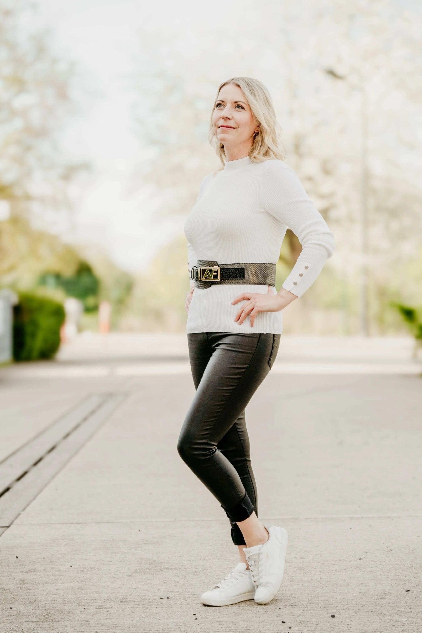 Cinturón exclusivo de carbono para mujer Assure Fashion – Elegancia y resistencia de lujo Women's Fashion - Women's Accessories - Women's Belts | Zulter VIP