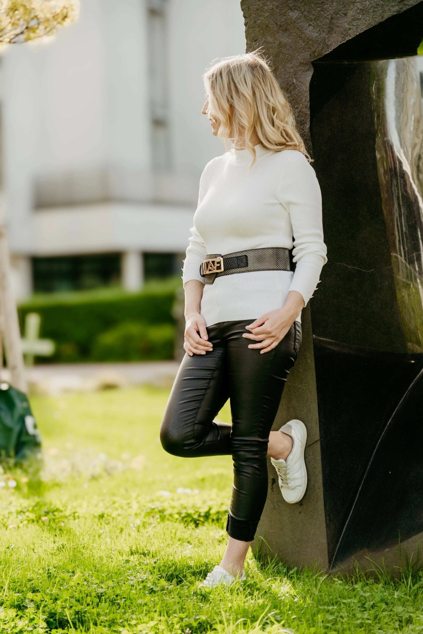 Cinturón exclusivo de carbono para mujer Assure Fashion – Elegancia y resistencia de lujo Women's Fashion - Women's Accessories - Women's Belts | Zulter VIP