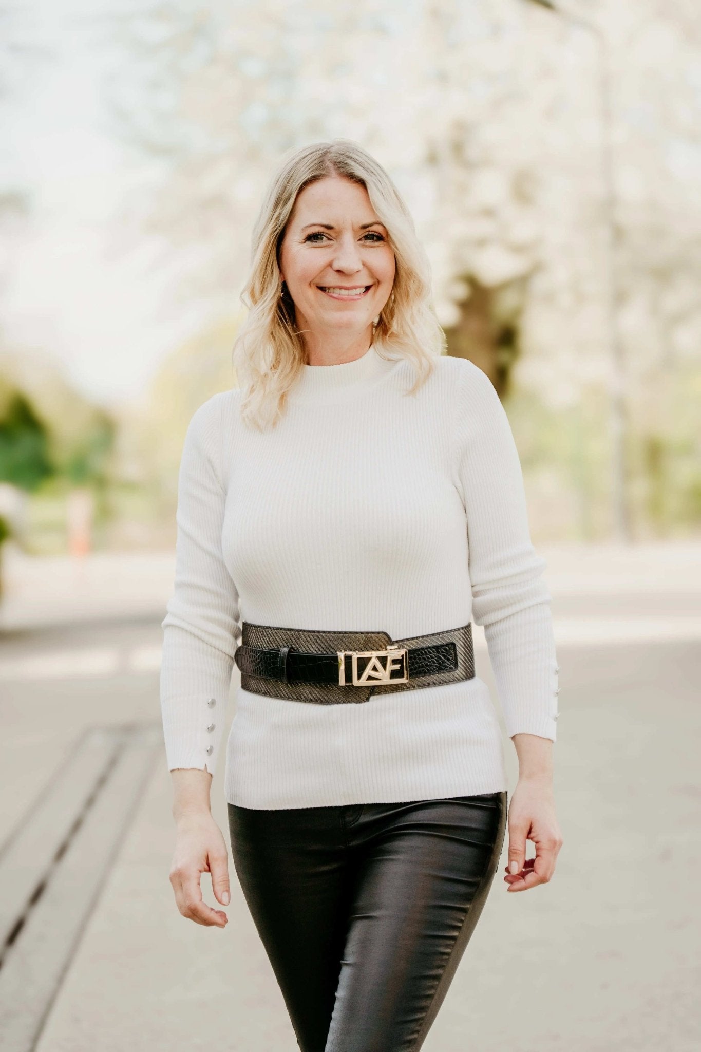 Cinturón exclusivo de carbono para mujer Assure Fashion – Elegancia y resistencia de lujo Women's Fashion - Women's Accessories - Women's Belts | Zulter VIP