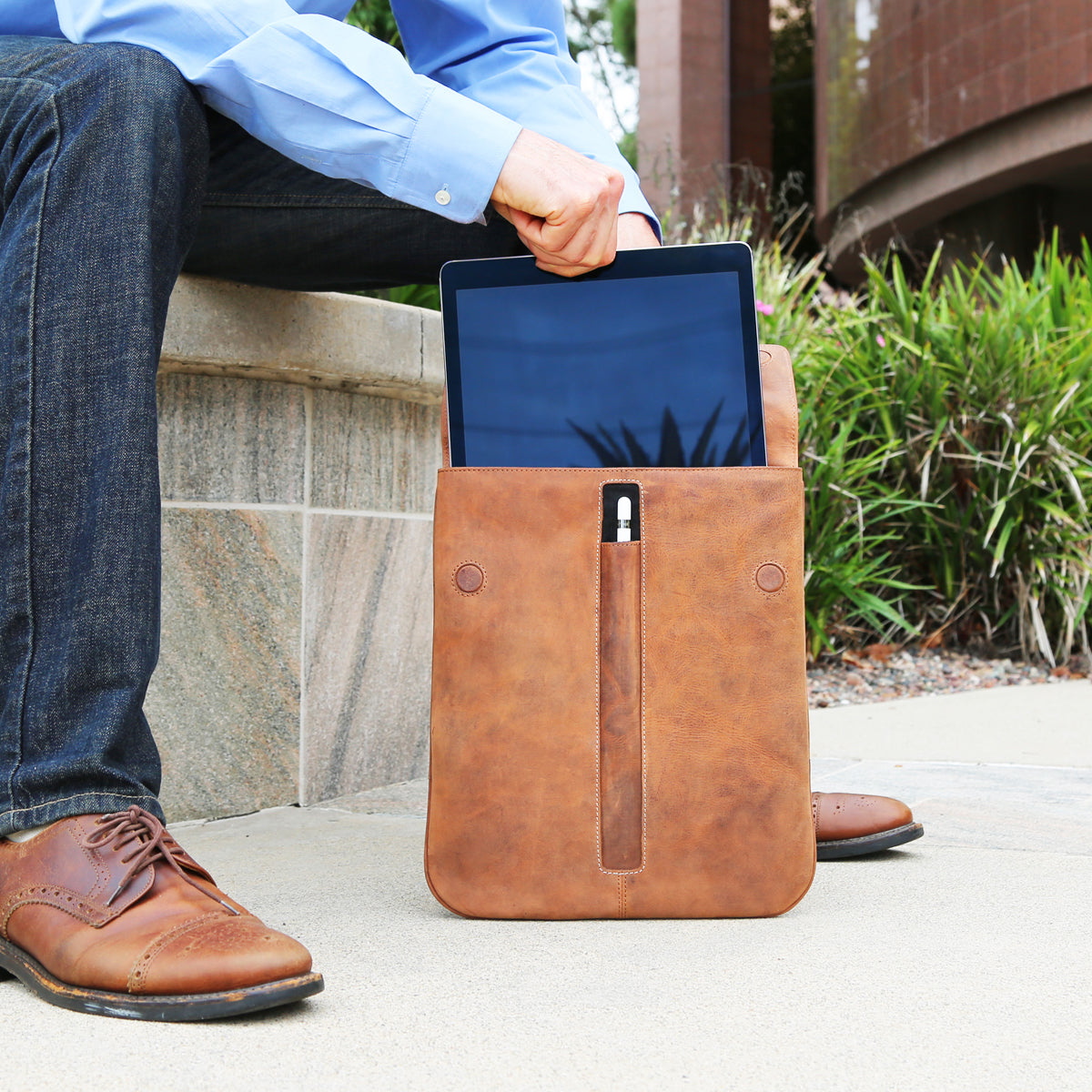 "ZulterVIP™ Executive - Premium Ledertasche, die Ihr Tablet mit Stil schützt".
