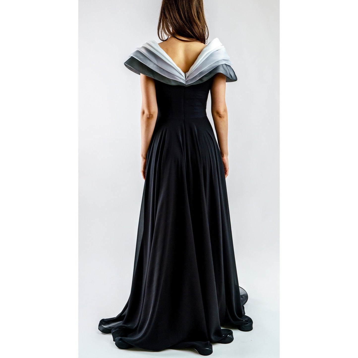 Elegancia de Seda Esculpida en Negro Women's Fashion - Weddings & Events - Evening Dresses | Zulter VIP .