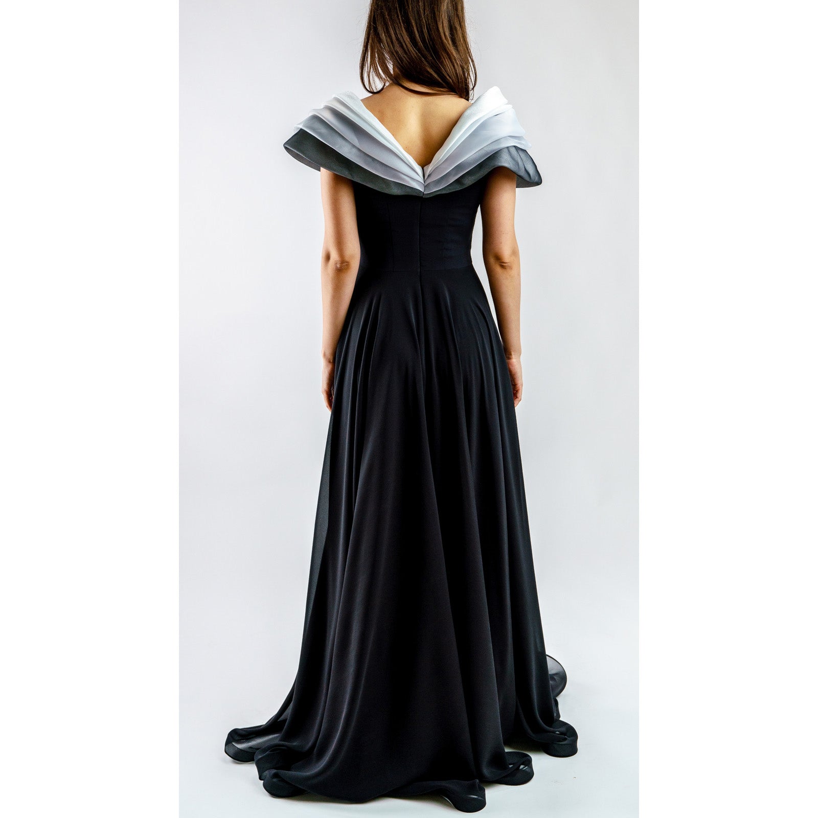 Elegancia de Seda Esculpida en Negro Women's Fashion - Weddings & Events - Evening Dresses | Zulter VIP .