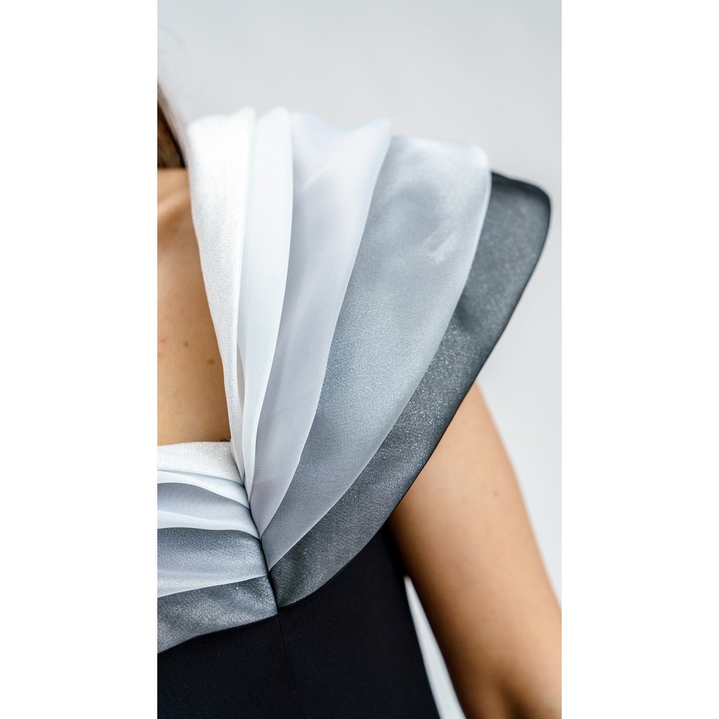 Elegancia de Seda Esculpida en Negro Women's Fashion - Weddings & Events - Evening Dresses | Zulter VIP .