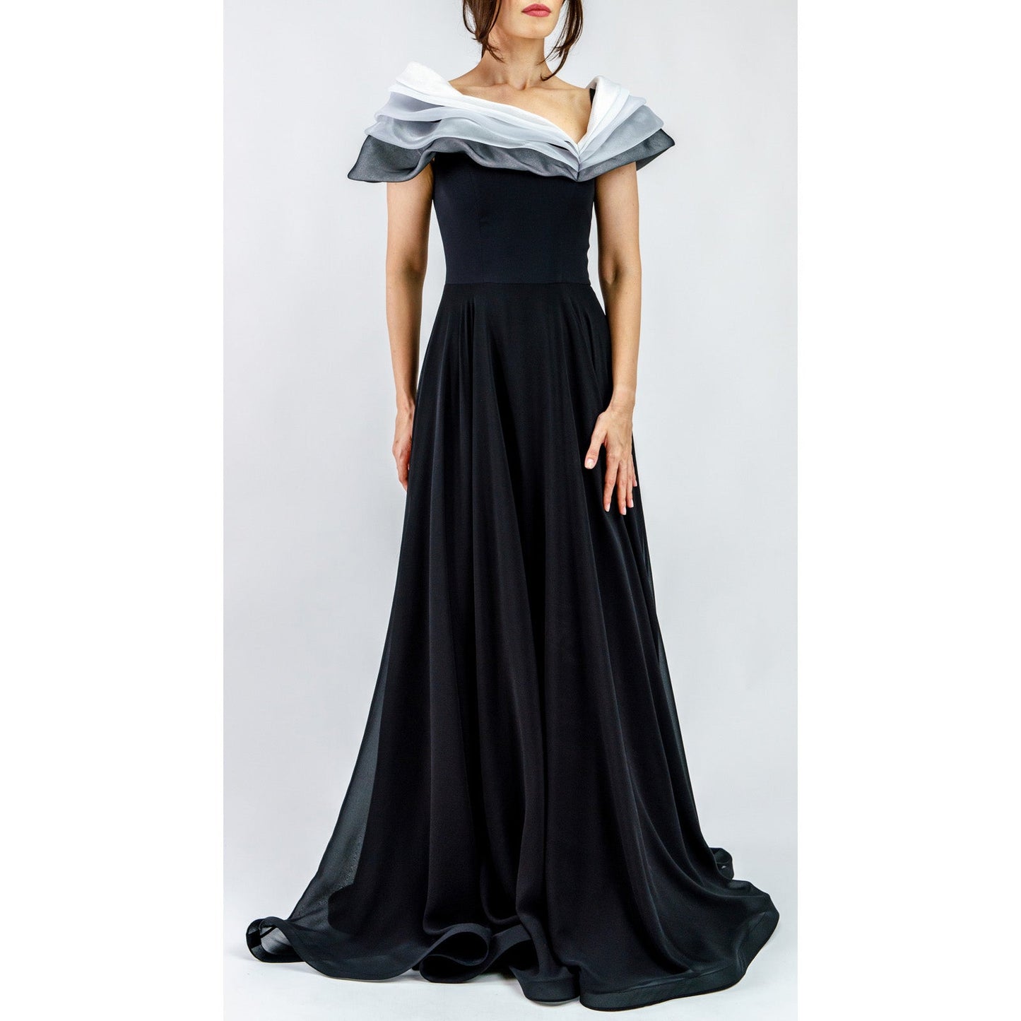 Elegancia de Seda Esculpida en Negro Women's Fashion - Weddings & Events - Evening Dresses | Zulter VIP .