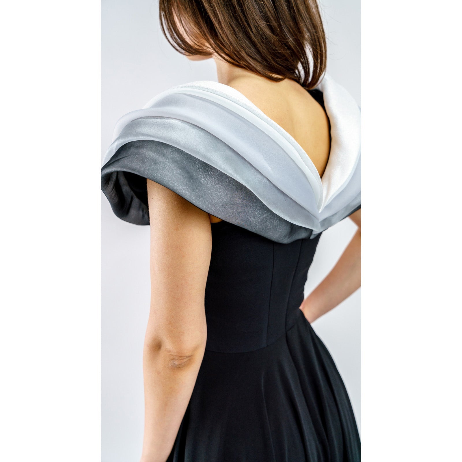 Elegancia de Seda Esculpida en Negro Women's Fashion - Weddings & Events - Evening Dresses | Zulter VIP .