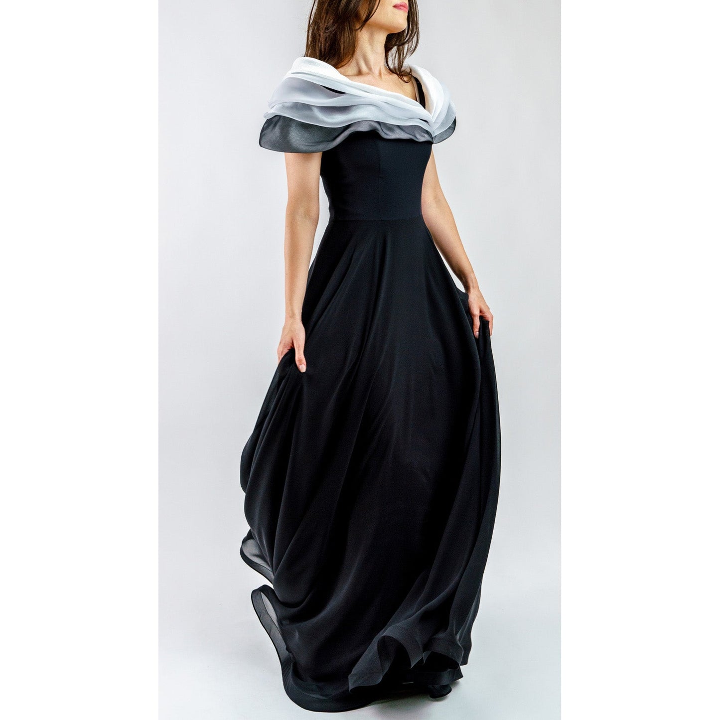 Elegancia de Seda Esculpida en Negro Women's Fashion - Weddings & Events - Evening Dresses | Zulter VIP .