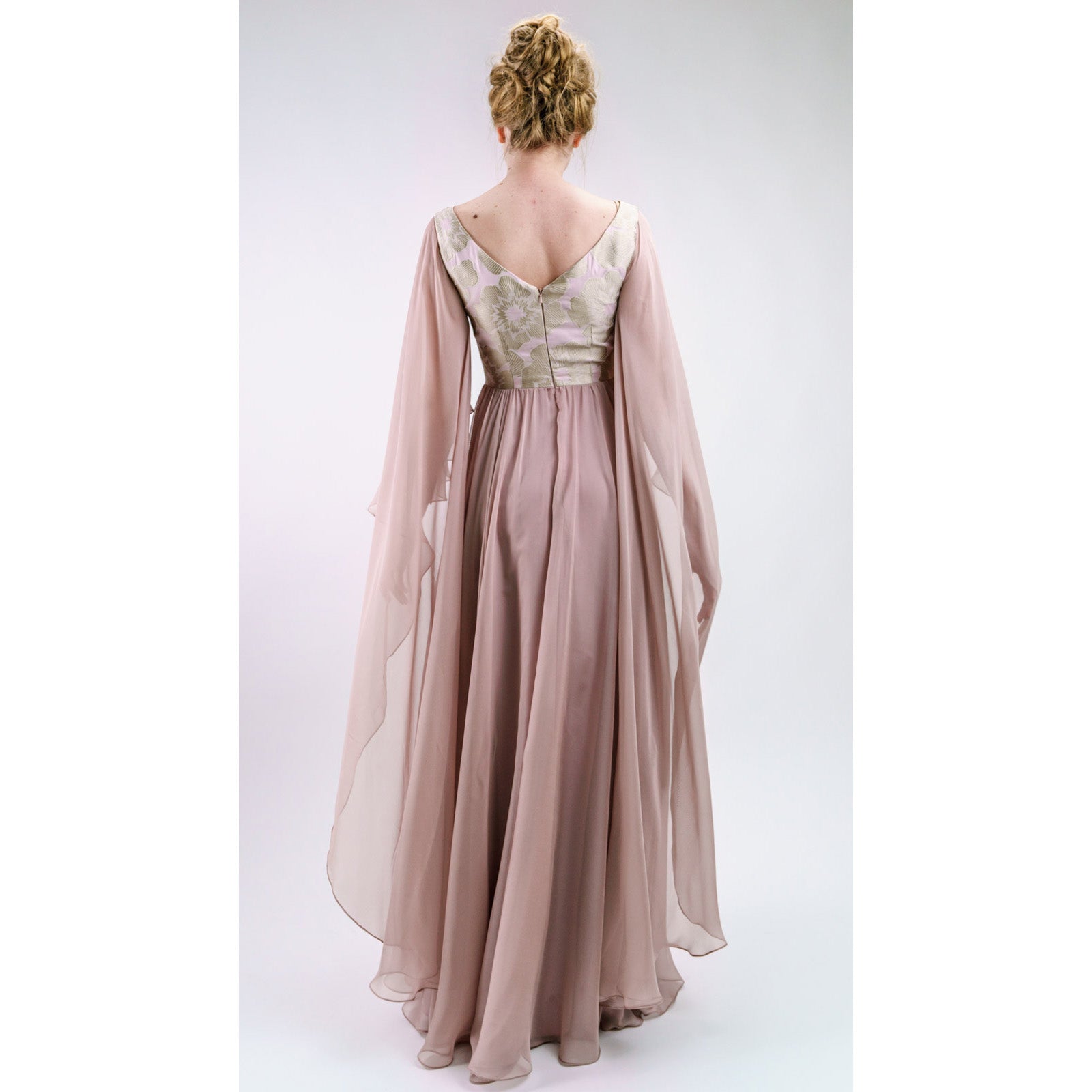 Elegancia Serena en Rosa Suave Women's Fashion - Weddings & Events - Evening Dresses | Zulter VIP .