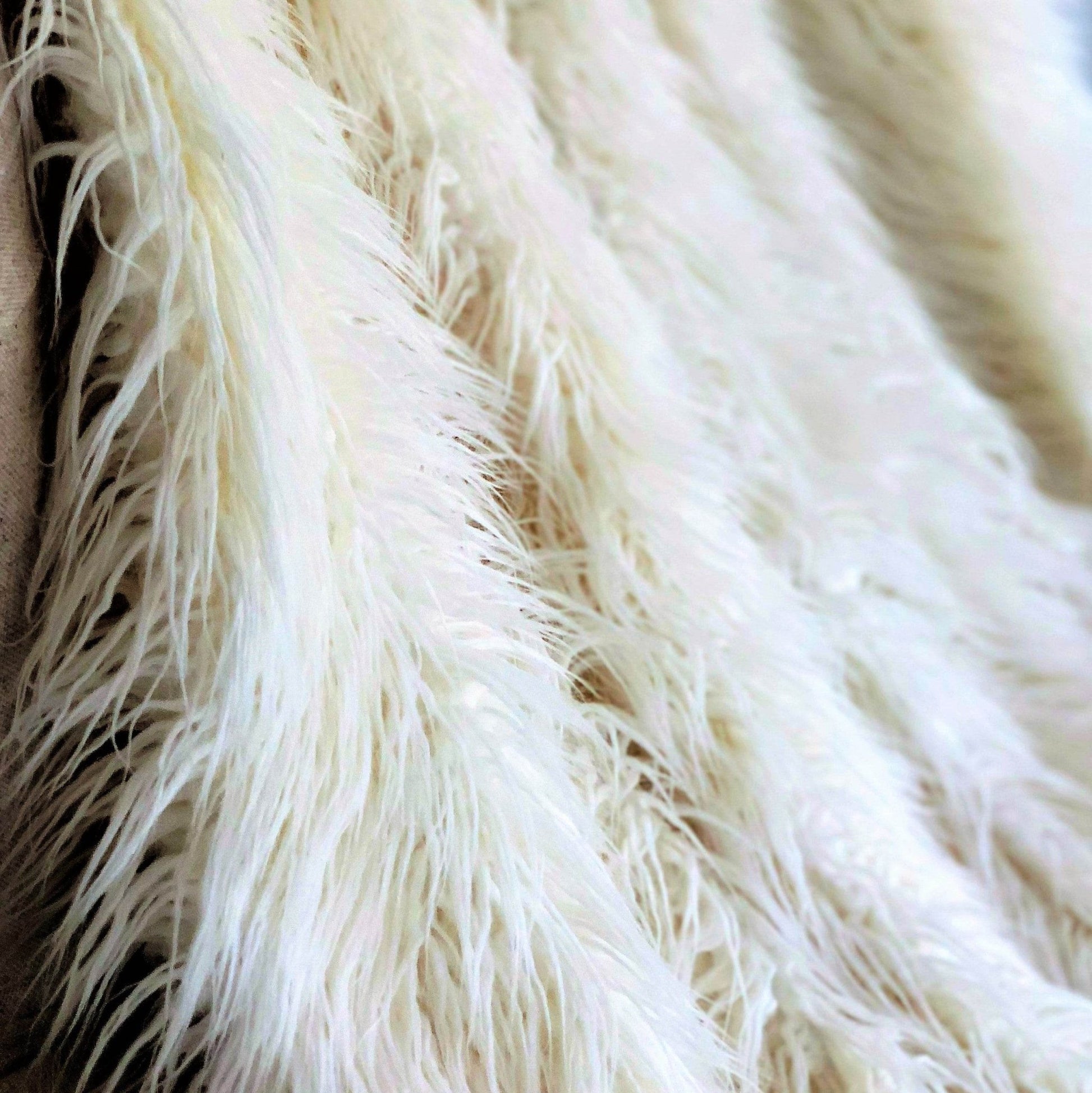 Manta premium de lujo con acabado mongol en tono blanco roto ultrasuave Home & Garden - Home Textile - Pillows | Zulter VIP .