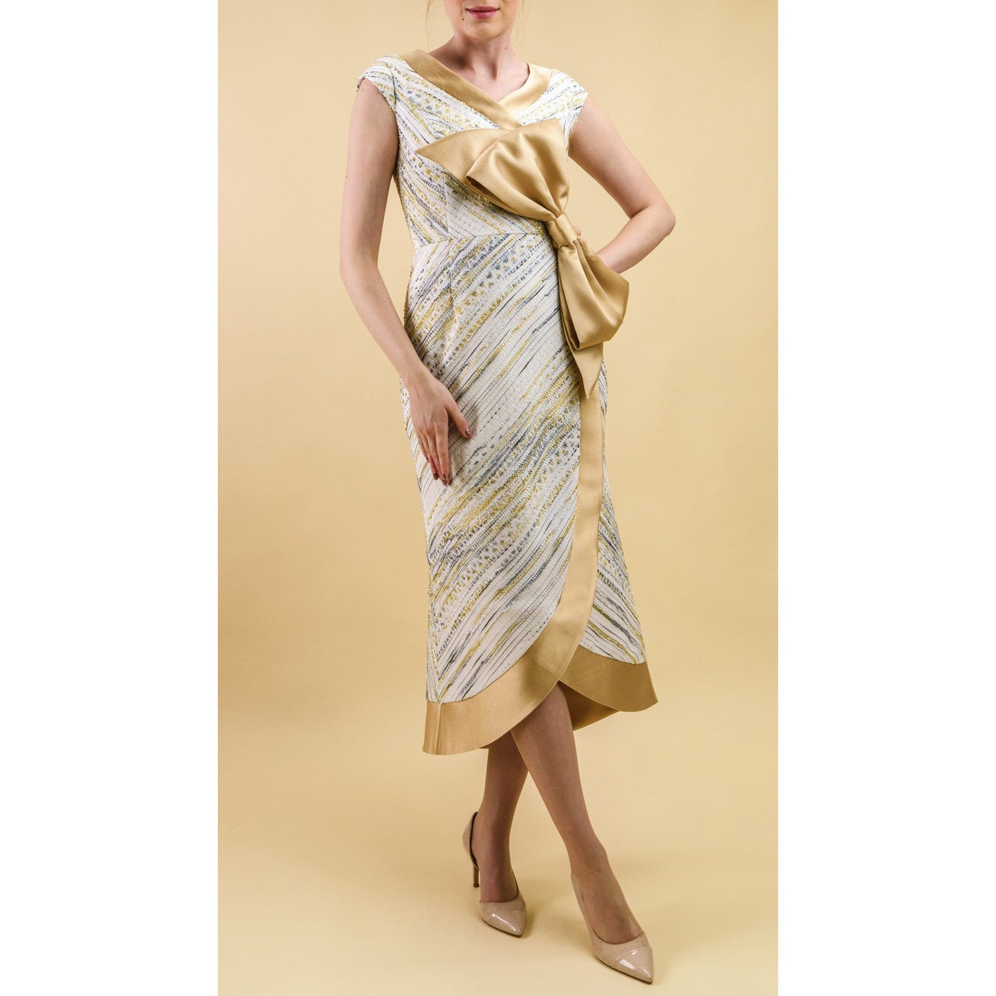 Mariposa Plateada – Elegancia Metálica con Movimiento y Luz Women's Fashion - Weddings & Events - Evening Dresses | Zulter VIP .