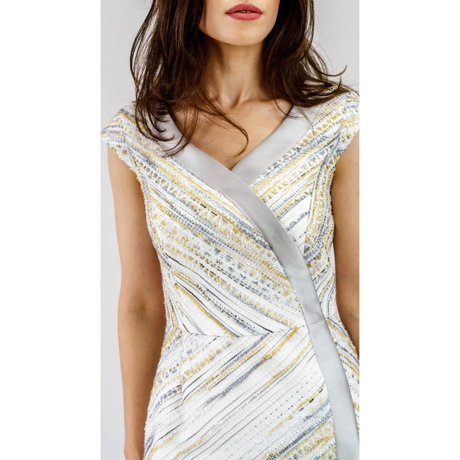 Mariposa Plateada – Elegancia Metálica con Movimiento y Luz Women's Fashion - Weddings & Events - Evening Dresses | Zulter VIP .