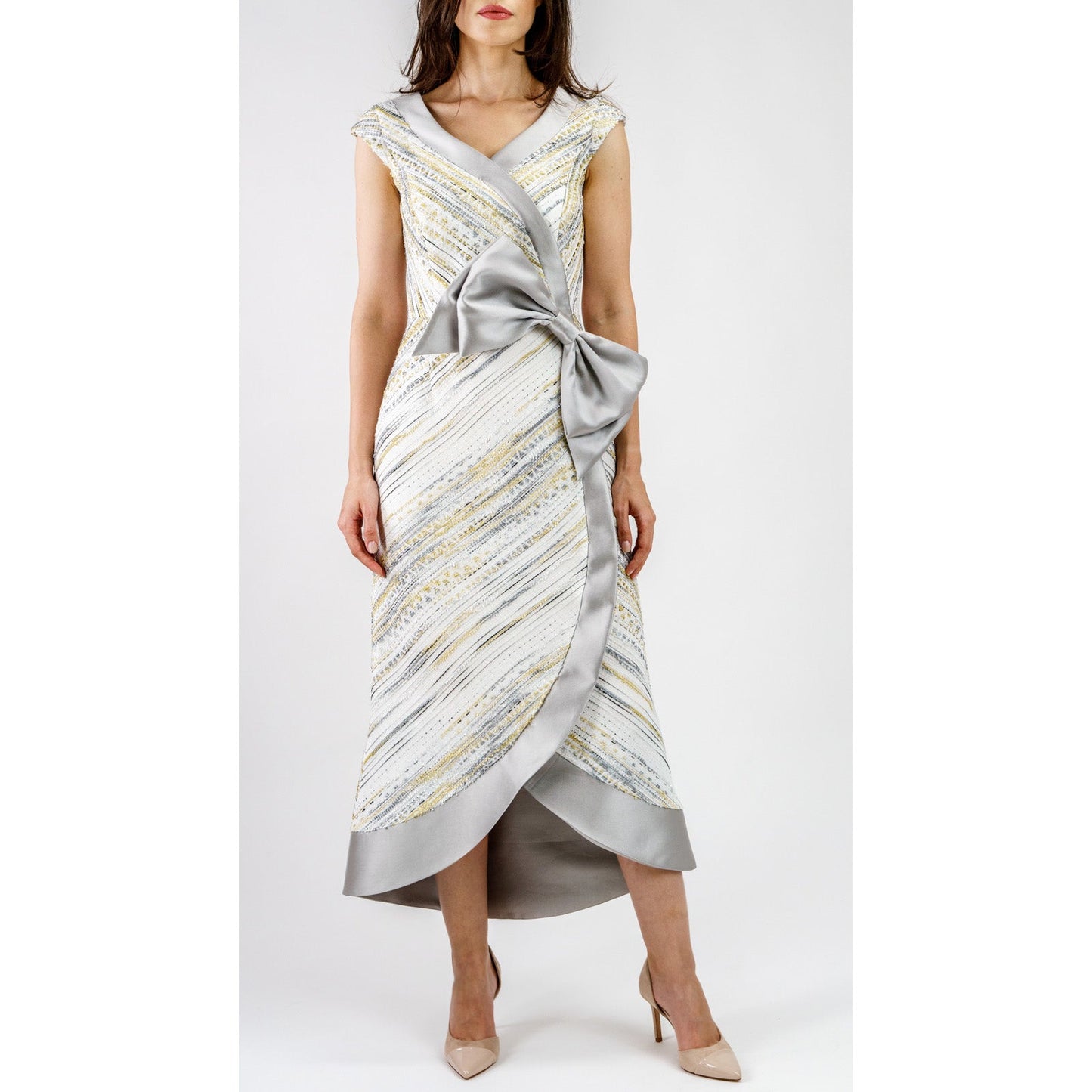 Mariposa Plateada – Elegancia Metálica con Movimiento y Luz Women's Fashion - Weddings & Events - Evening Dresses | Zulter VIP .