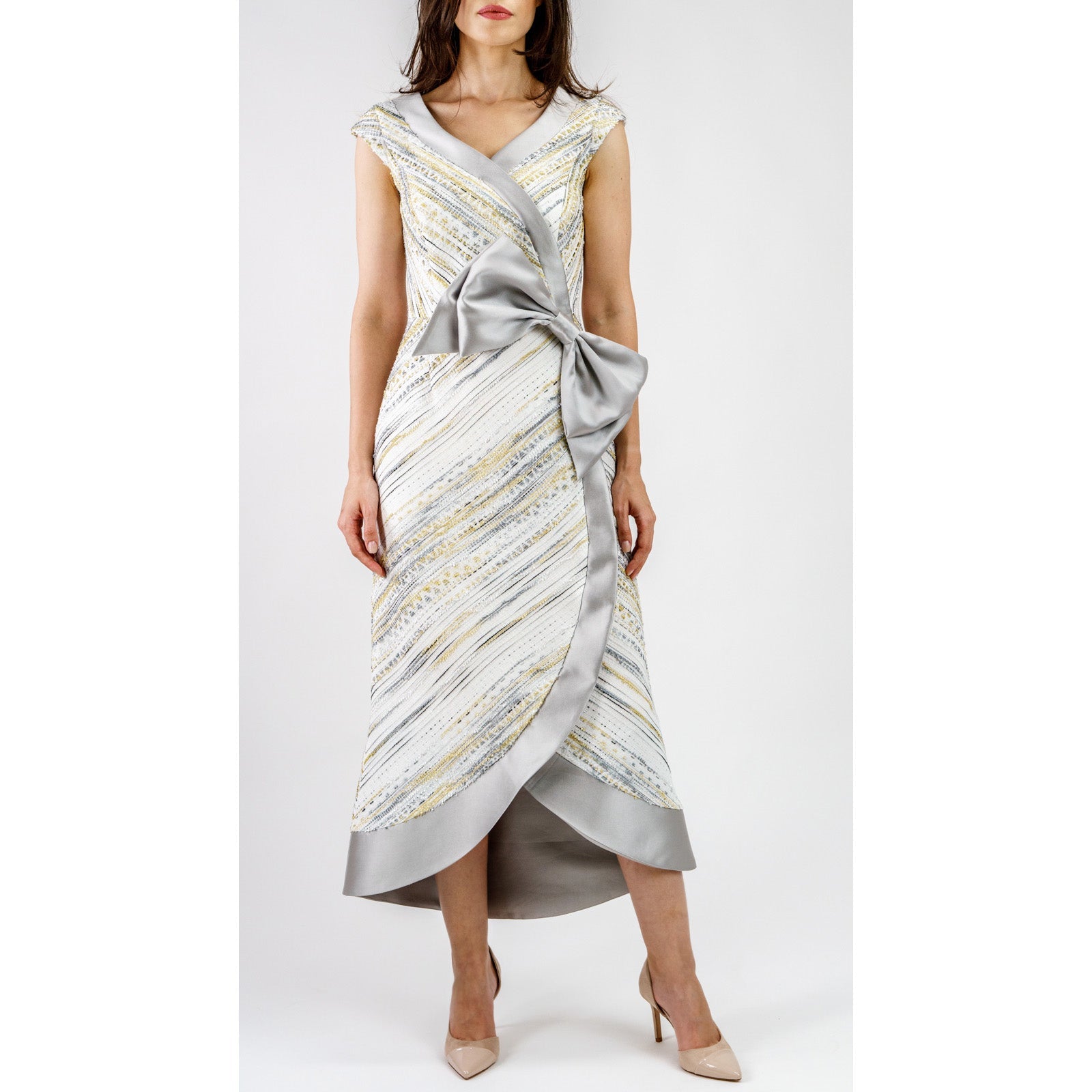 Mariposa Plateada – Elegancia Metálica con Movimiento y Luz Women's Fashion - Weddings & Events - Evening Dresses | Zulter VIP .