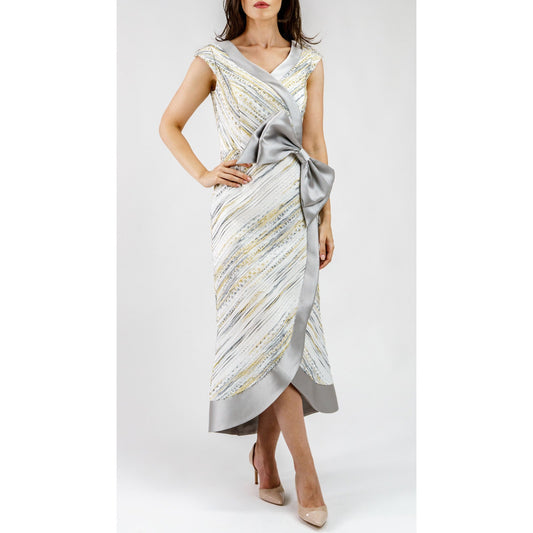 Mariposa Plateada – Elegancia Metálica con Movimiento y Luz Women's Fashion - Weddings & Events - Evening Dresses | Zulter VIP .