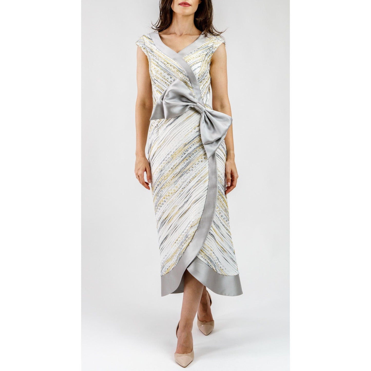 Mariposa Plateada – Elegancia Metálica con Movimiento y Luz Women's Fashion - Weddings & Events - Evening Dresses | Zulter VIP .