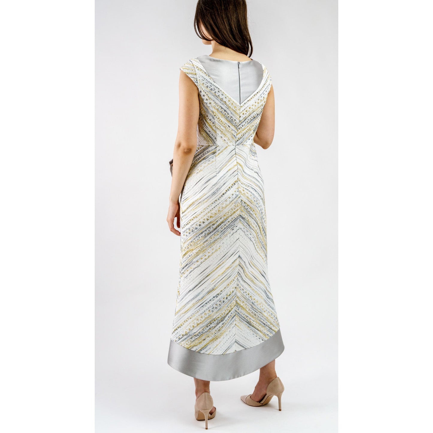 Mariposa Plateada – Elegancia Metálica con Movimiento y Luz Women's Fashion - Weddings & Events - Evening Dresses | Zulter VIP .