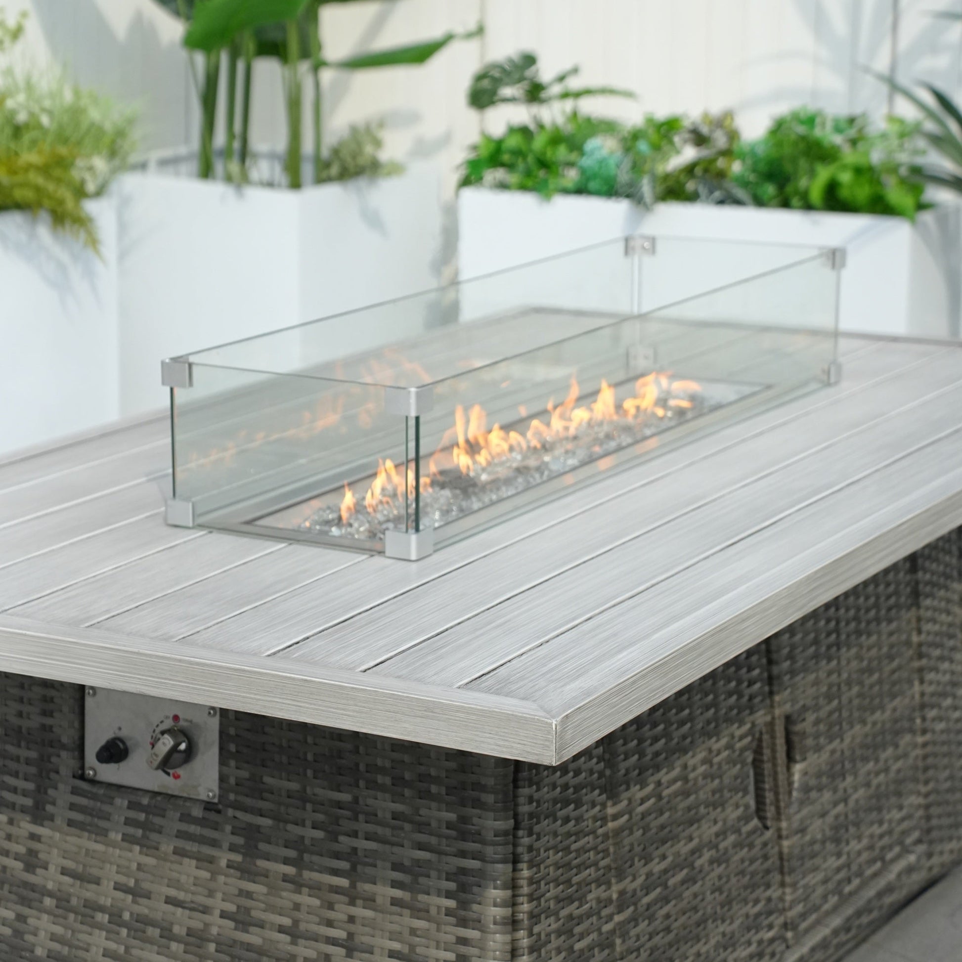 Mesa de comedor con fogón central de ratán sintético y aluminio – Diseño exclusivo para exterior e interior Home & Garden - Kitchen, Dining & Bar - Table Decoration & Accessories | Zulter VIP