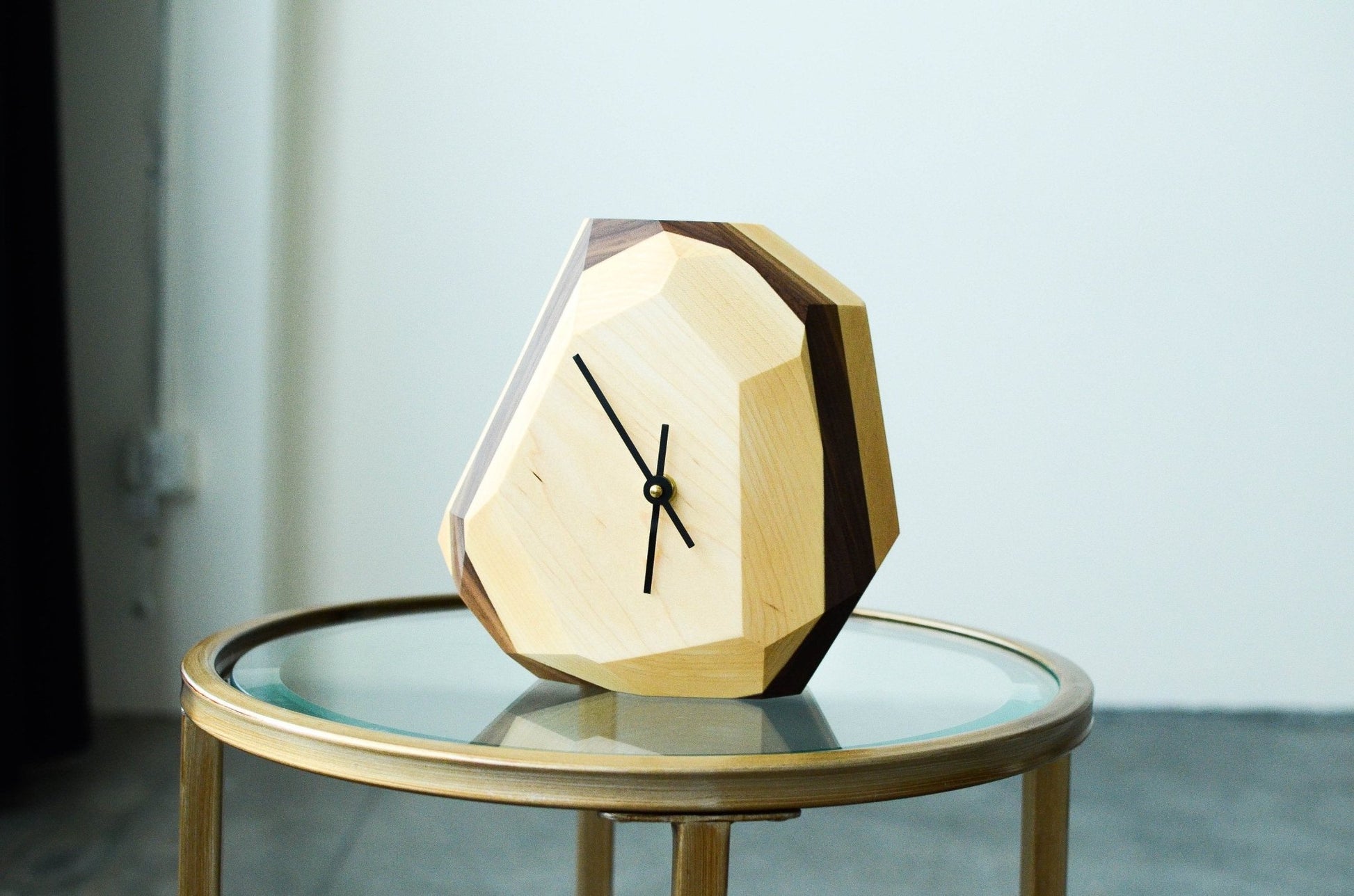 Reloj Geométrico Artesanal en Madera Premium – Para Pared o Mesa Home & Garden - Furniture - Home Furniture | Zulter VIP .