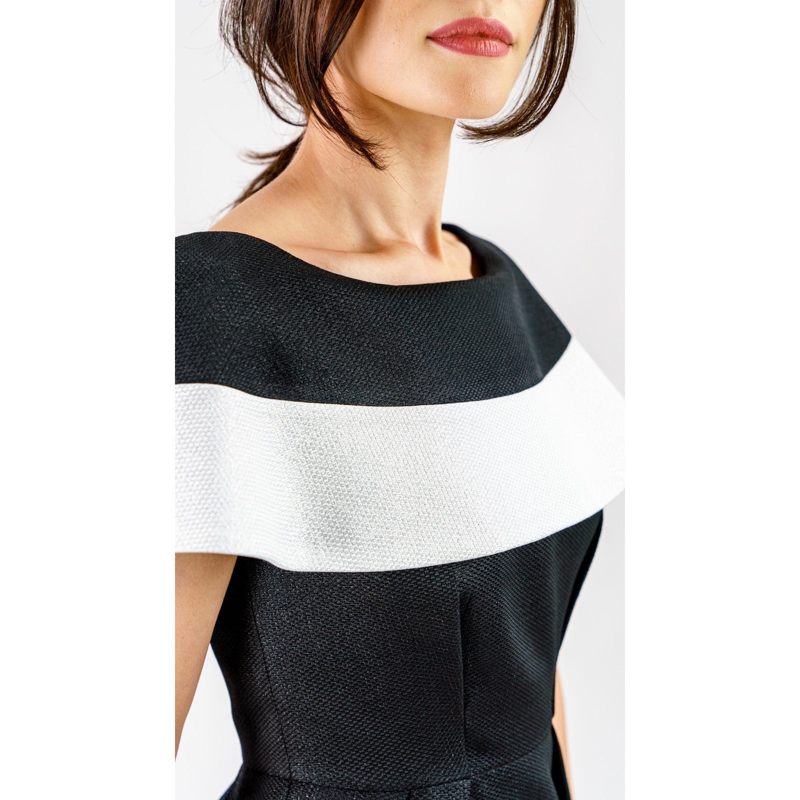 Suave Encanto – Elegancia Negra con Silueta Esbelta Women's Fashion - Weddings & Events - Evening Dresses | Zulter VIP .