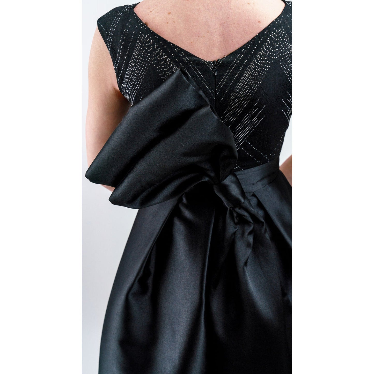 Tulipán Negro – Elegancia de Noche con Volumen y Caída Perfecta Women's Fashion - Weddings & Events - Evening Dresses | Zulter VIP .
