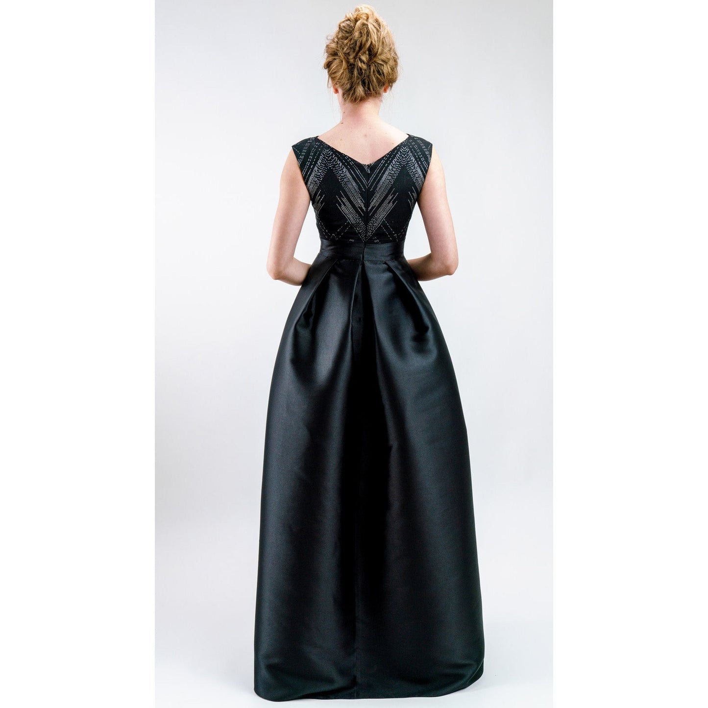 Tulipán Negro – Elegancia de Noche con Volumen y Caída Perfecta Women's Fashion - Weddings & Events - Evening Dresses | Zulter VIP .