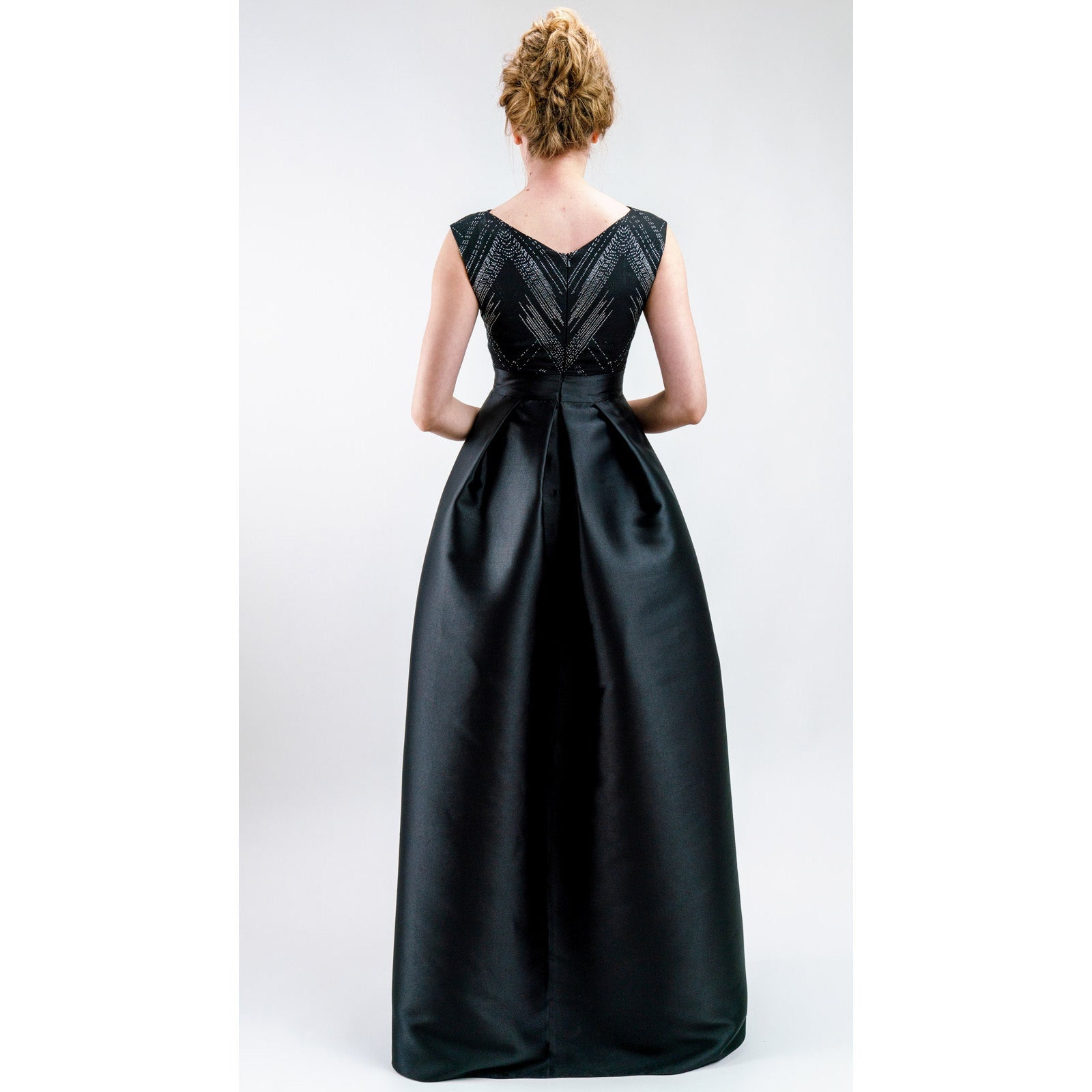 Tulipán Negro – Elegancia de Noche con Volumen y Caída Perfecta Women's Fashion - Weddings & Events - Evening Dresses | Zulter VIP .
