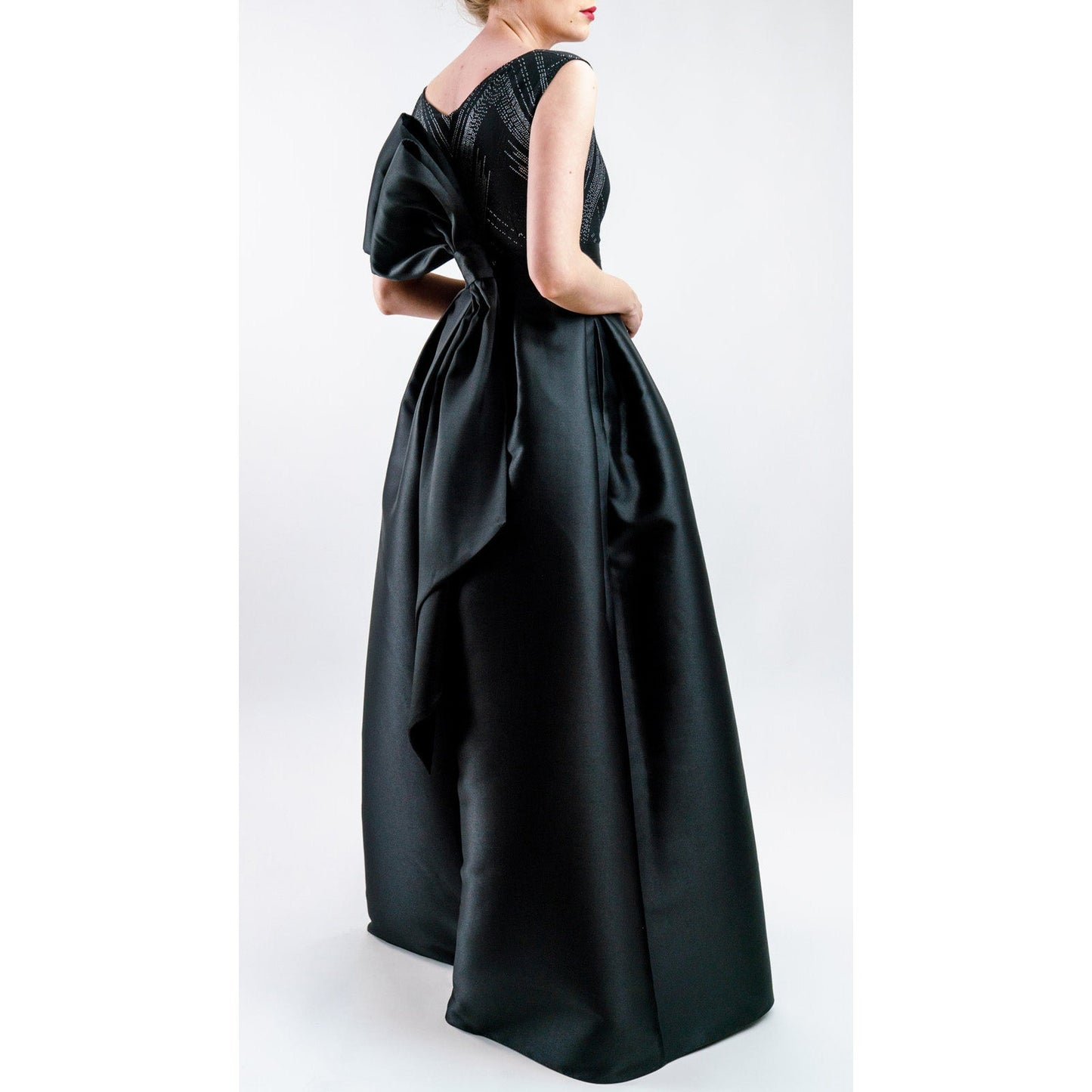 Tulipán Negro – Elegancia de Noche con Volumen y Caída Perfecta Women's Fashion - Weddings & Events - Evening Dresses | Zulter VIP .