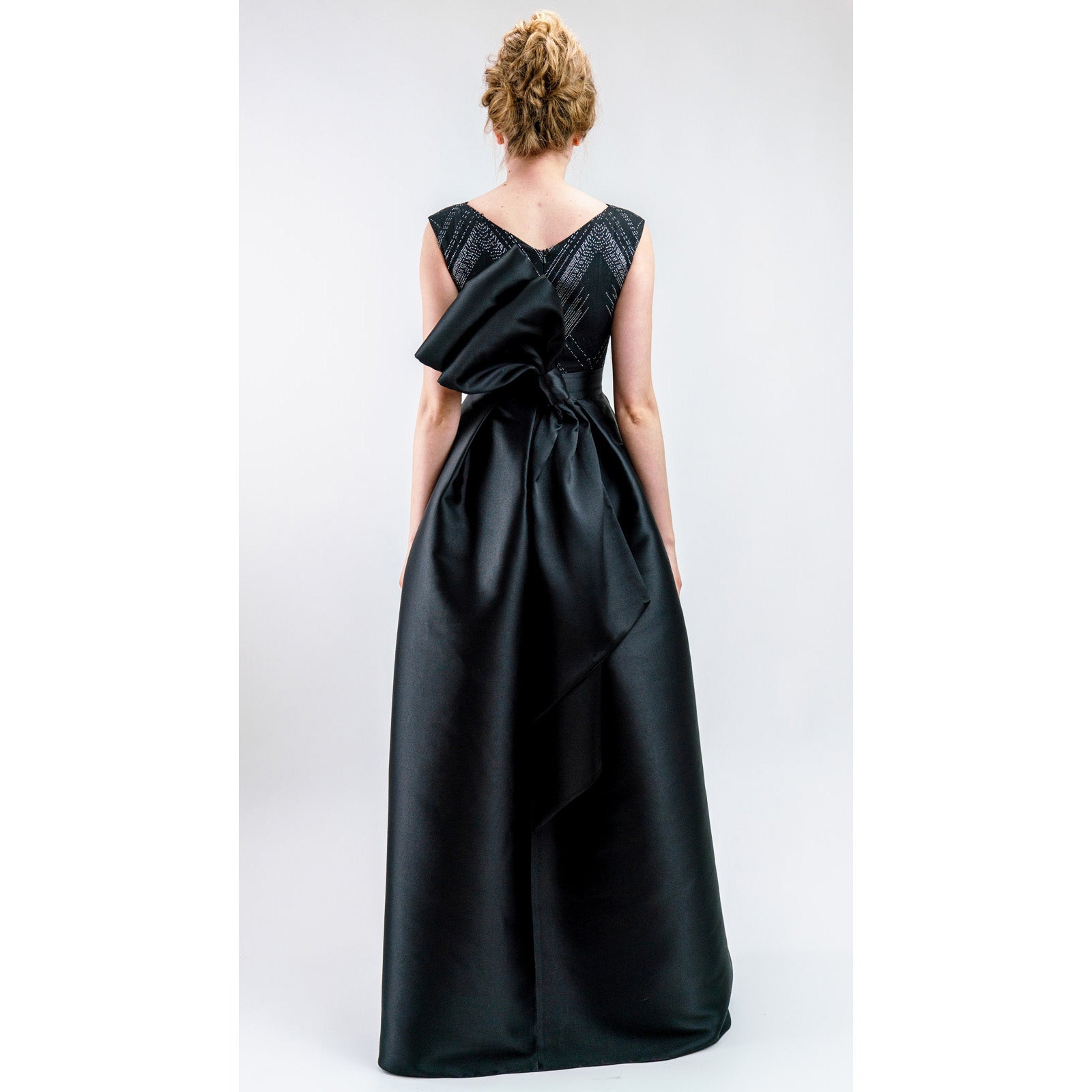 Tulipán Negro – Elegancia de Noche con Volumen y Caída Perfecta Women's Fashion - Weddings & Events - Evening Dresses | Zulter VIP .