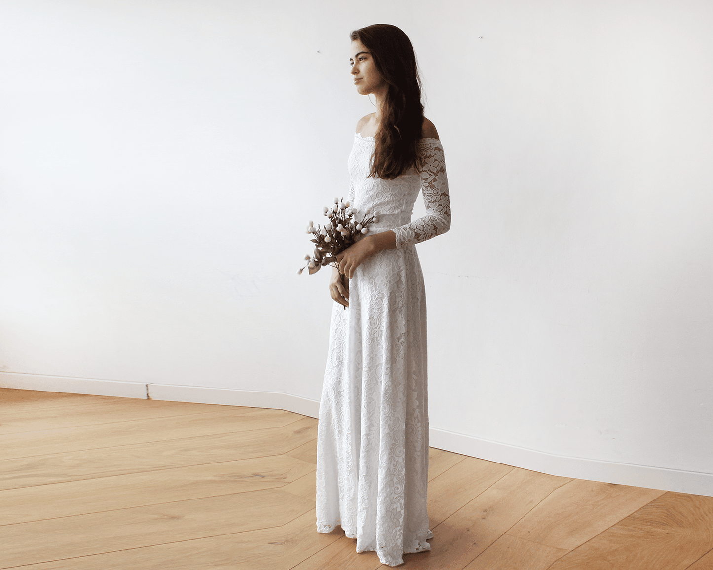 Vestido de encaje floral con hombros descubiertos en color marfil Women's Fashion - Weddings & Events | Zulter VIP .
