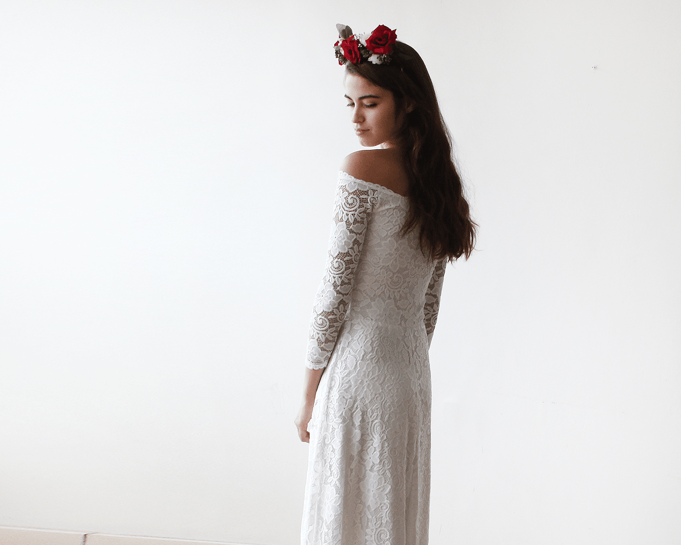 Vestido de encaje floral con hombros descubiertos en color marfil Women's Fashion - Weddings & Events | Zulter VIP .