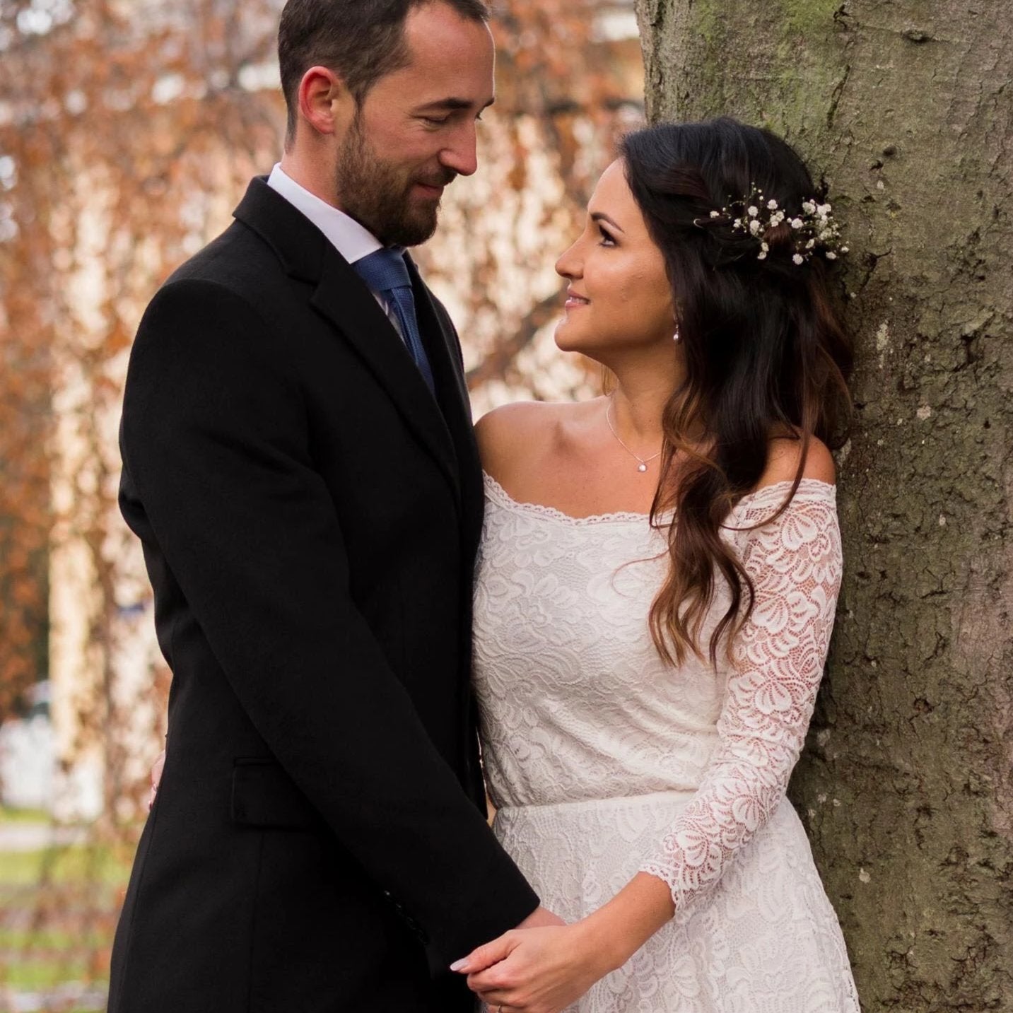 Vestido de encaje floral con hombros descubiertos en color marfil Women's Fashion - Weddings & Events | Zulter VIP .