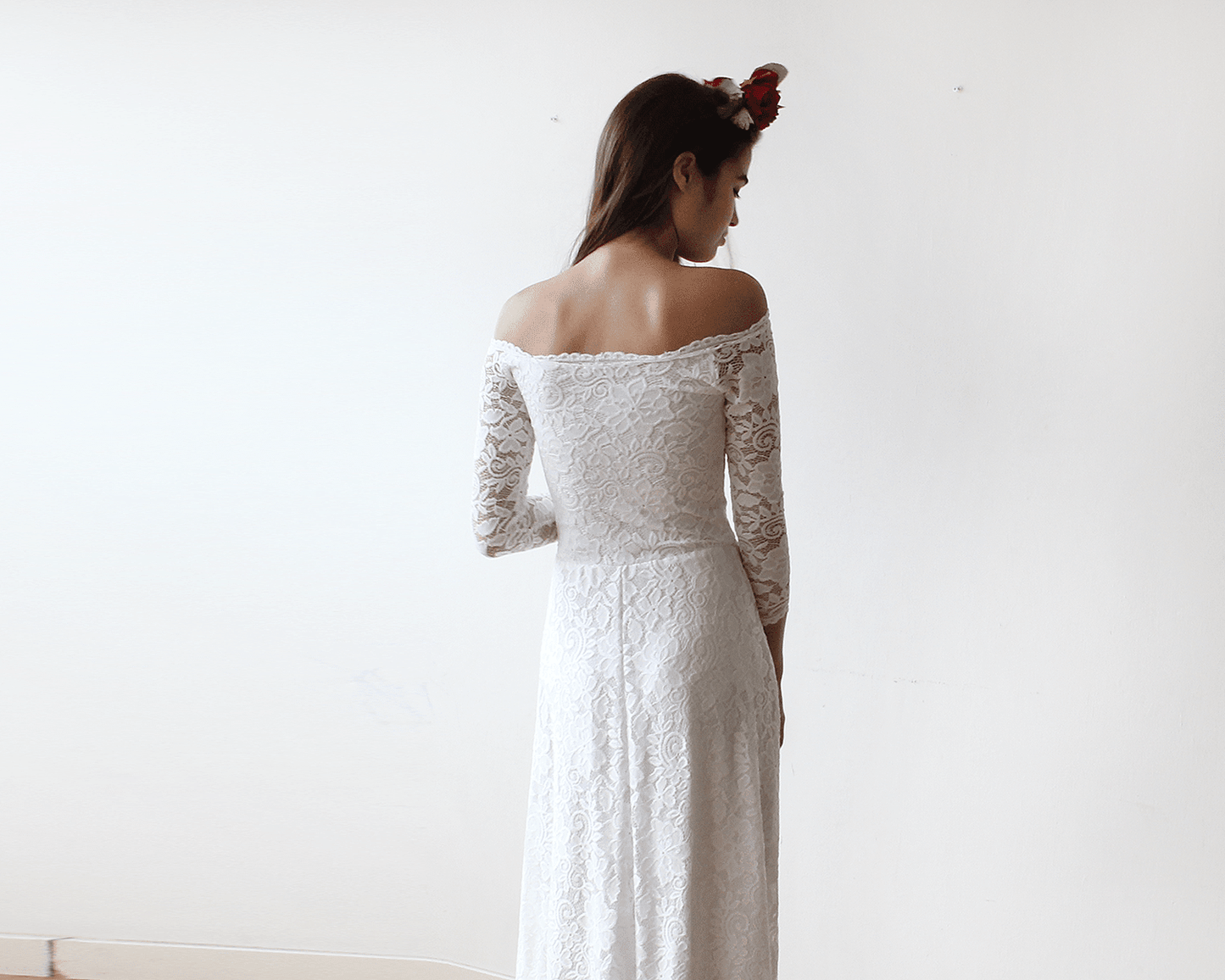 Vestido de encaje floral con hombros descubiertos en color marfil Women's Fashion - Weddings & Events | Zulter VIP .
