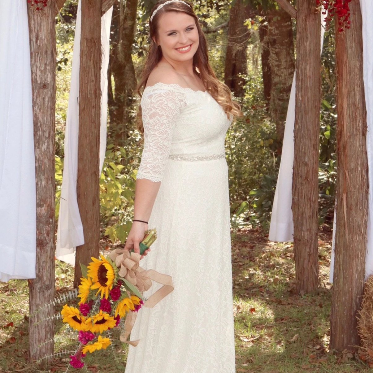Vestido de encaje floral con hombros descubiertos en color marfil Women's Fashion - Weddings & Events | Zulter VIP .