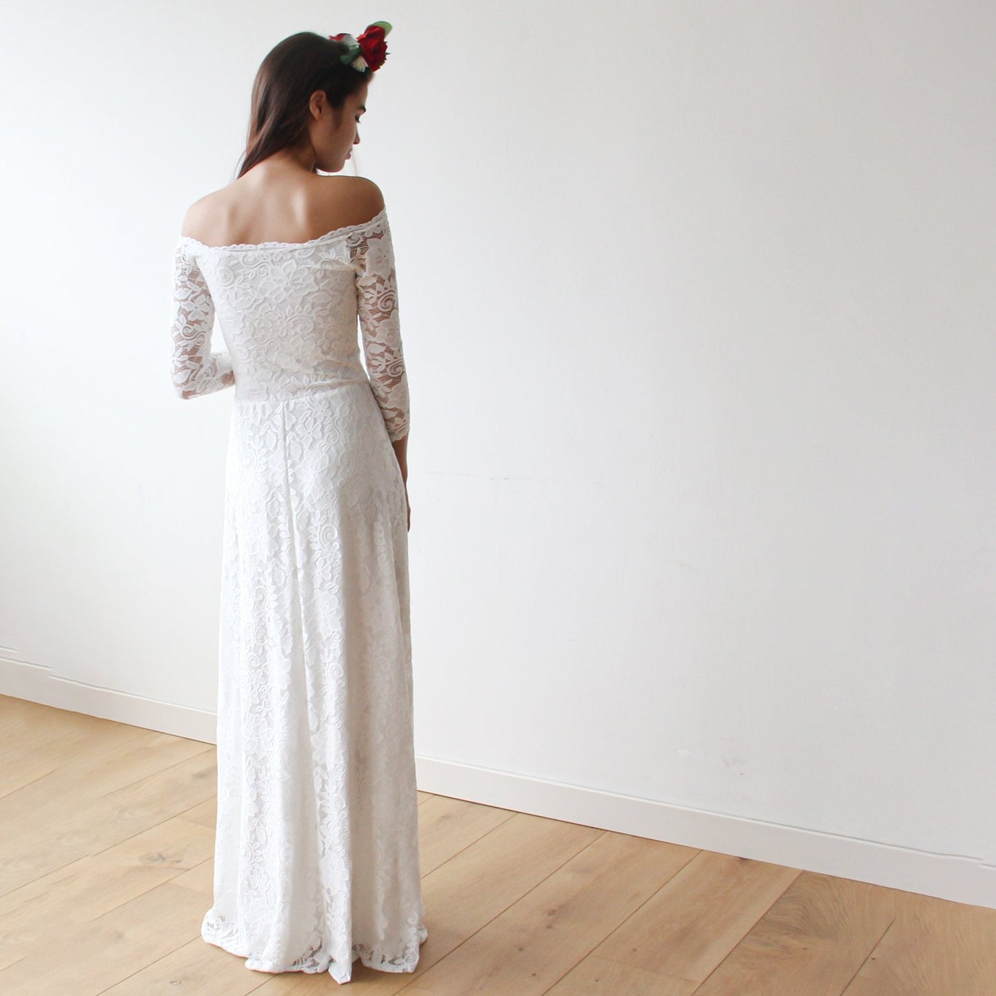 Vestido de encaje floral con hombros descubiertos en color marfil Women's Fashion - Weddings & Events | Zulter VIP .