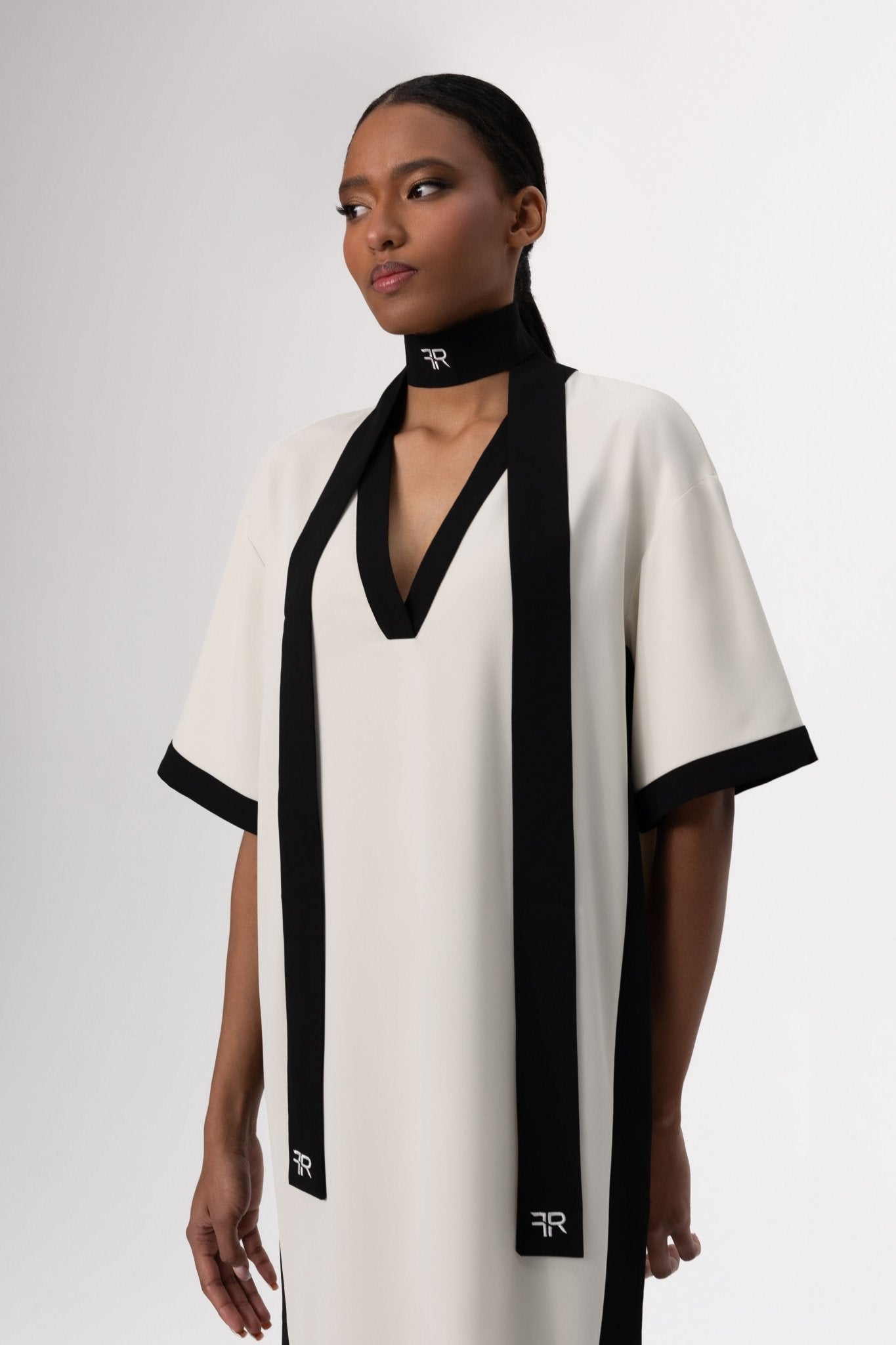 👗 Vestido Leche con Cuello en V – Elegancia Atemporal FREISI Women's Fashion - Women's Clothing - Dress | Zulter VIP